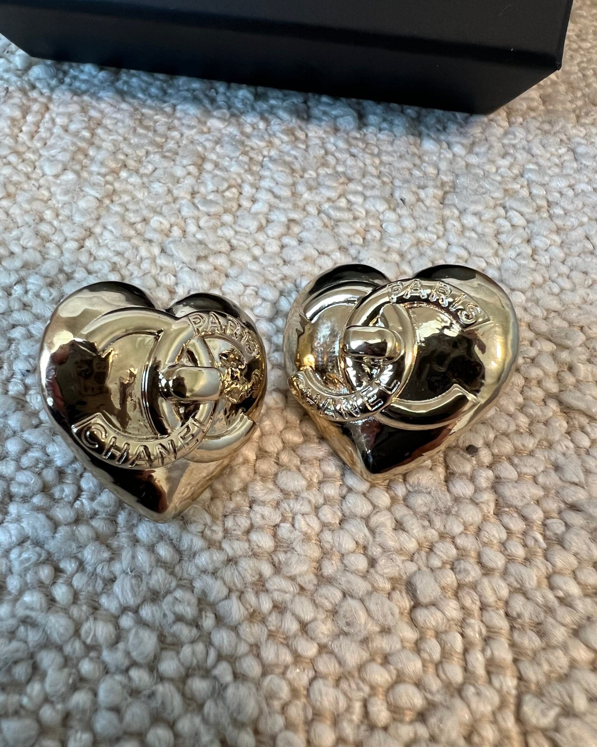 CHANEL Earrings Gold 22B Gold Heart CC Turnlock Earring Large -Knockoff
