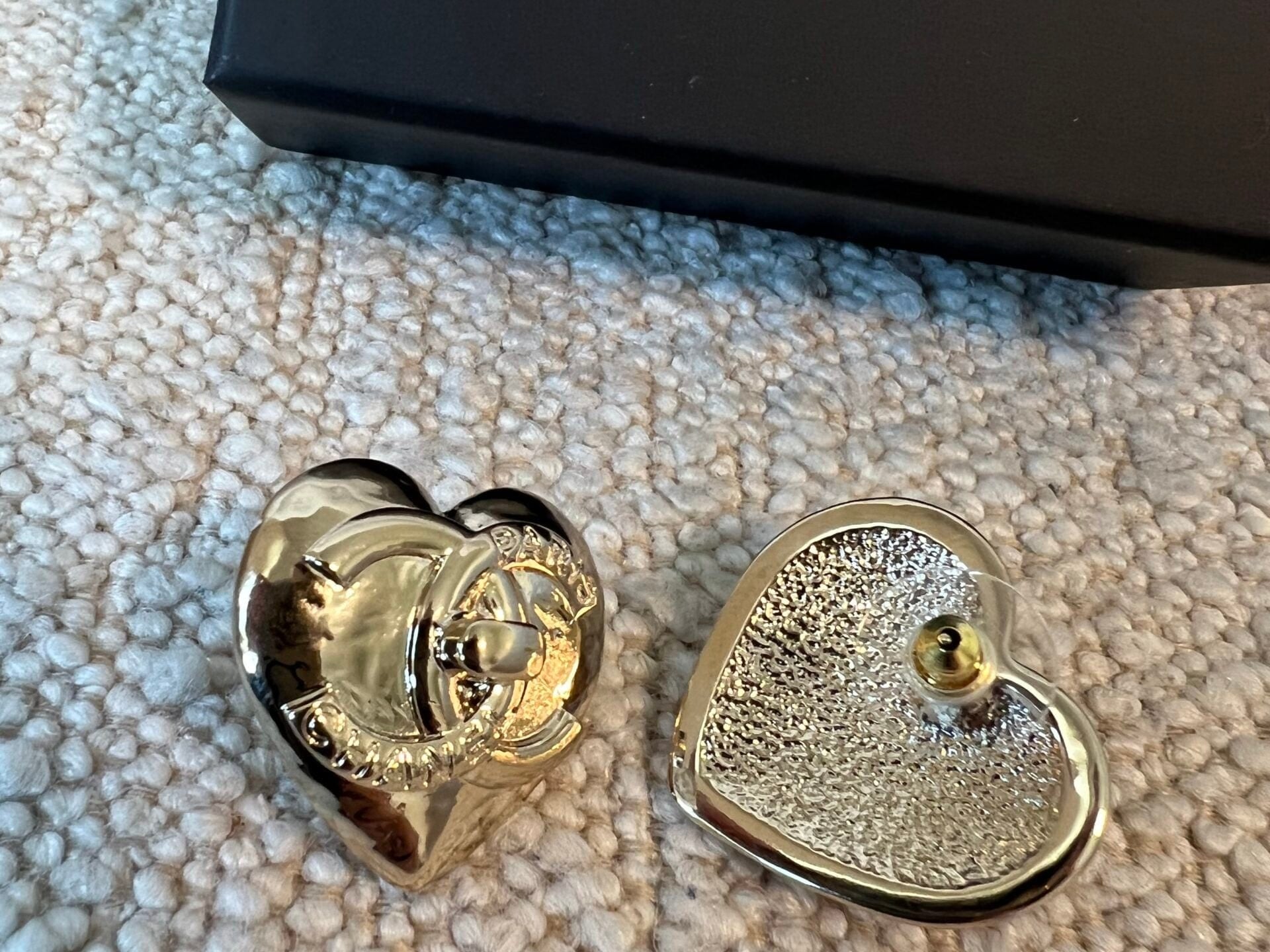 CHANEL Earrings Gold 22B Gold Heart CC Turnlock Earring Large -Knockoff
