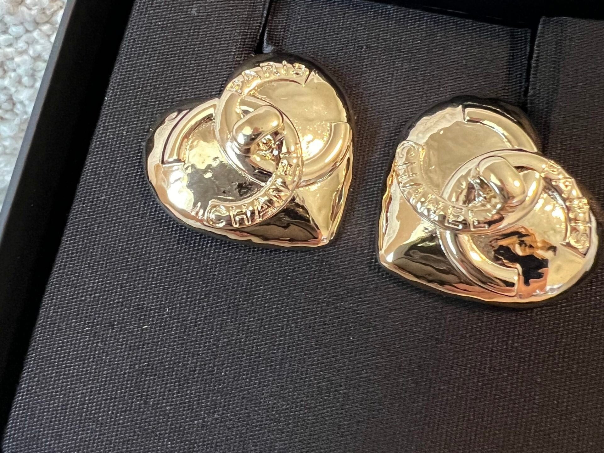 CHANEL Earrings Gold 22B Gold Heart CC Turnlock Earring Large -Knockoff
