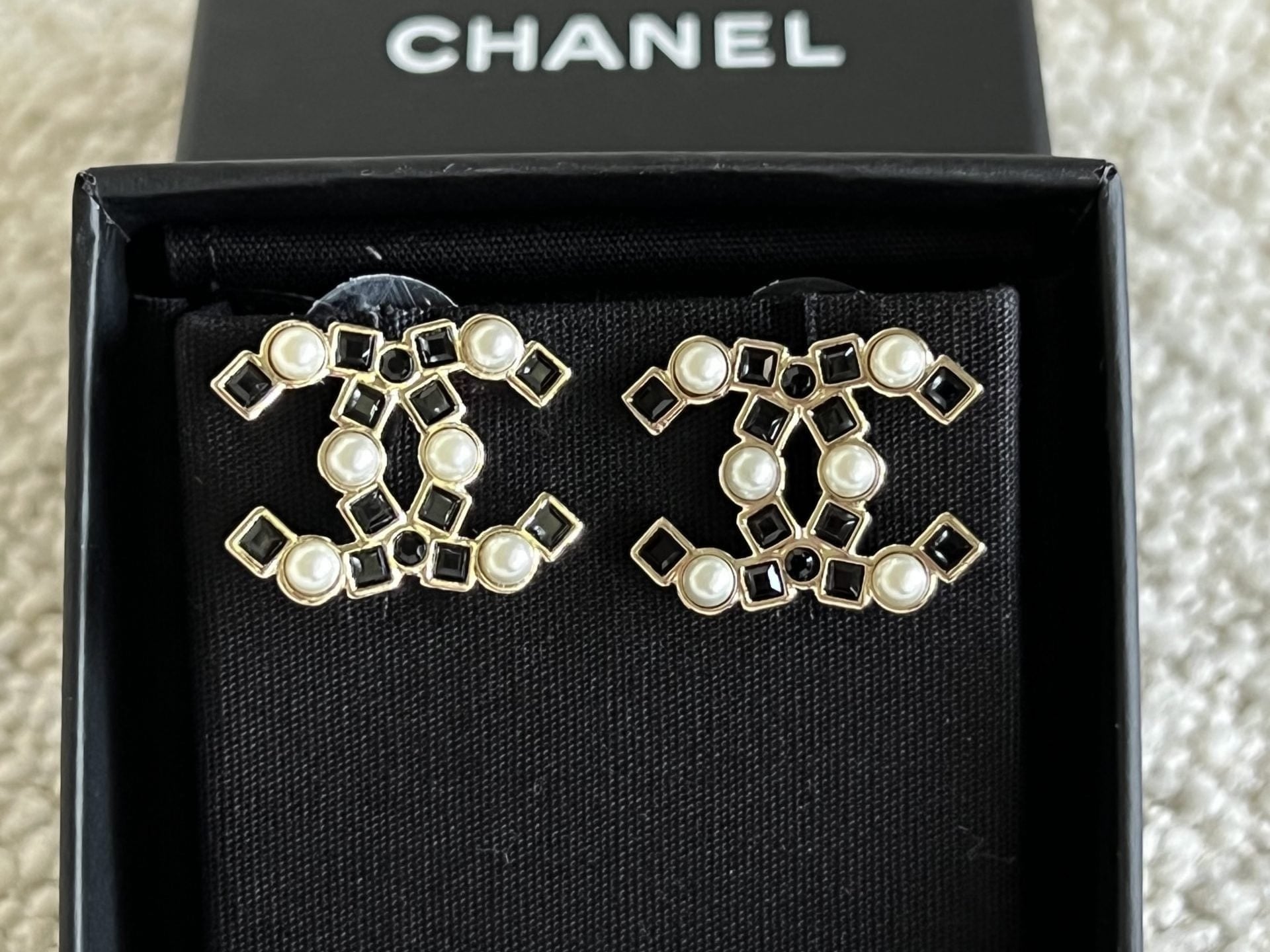 CHANEL Earrings Gold 22P Gold Black Crystal Pearl Earrings -Knockoff
