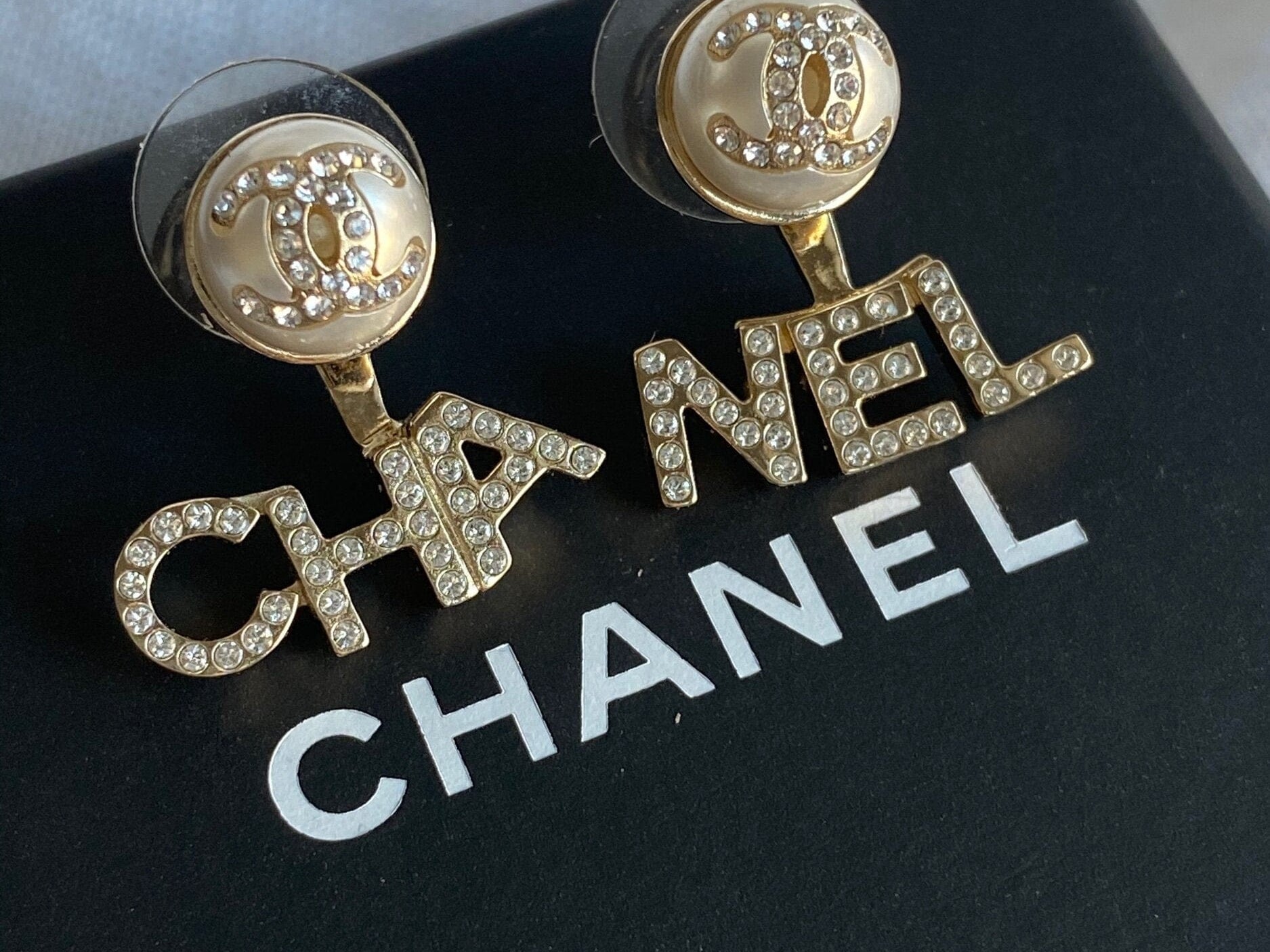 CHANEL Earrings Pearl CHA NEL Light Gold Crystal Earring -Knockoff
