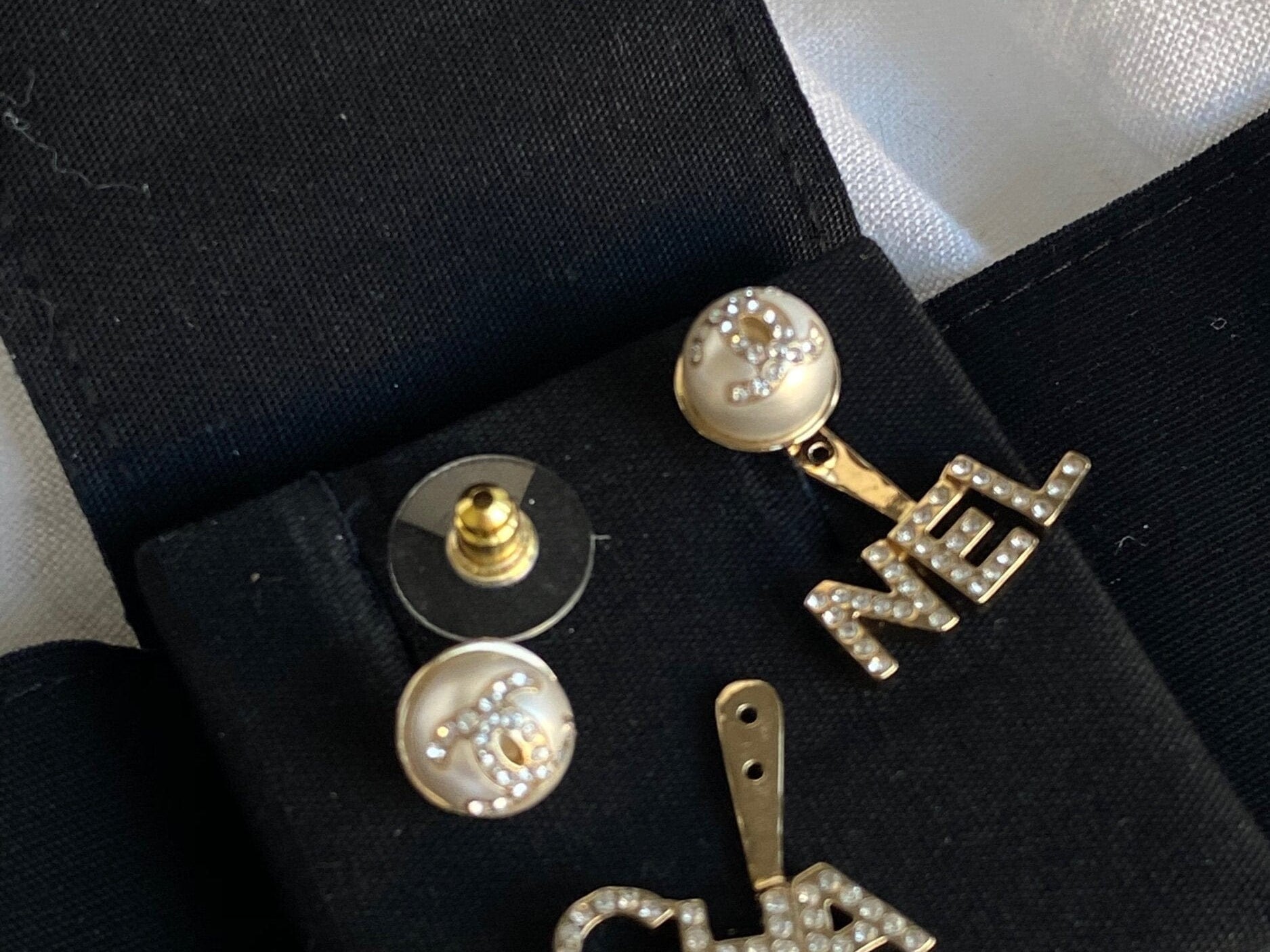 CHANEL Earrings Pearl CHA NEL Light Gold Crystal Earring -Knockoff
