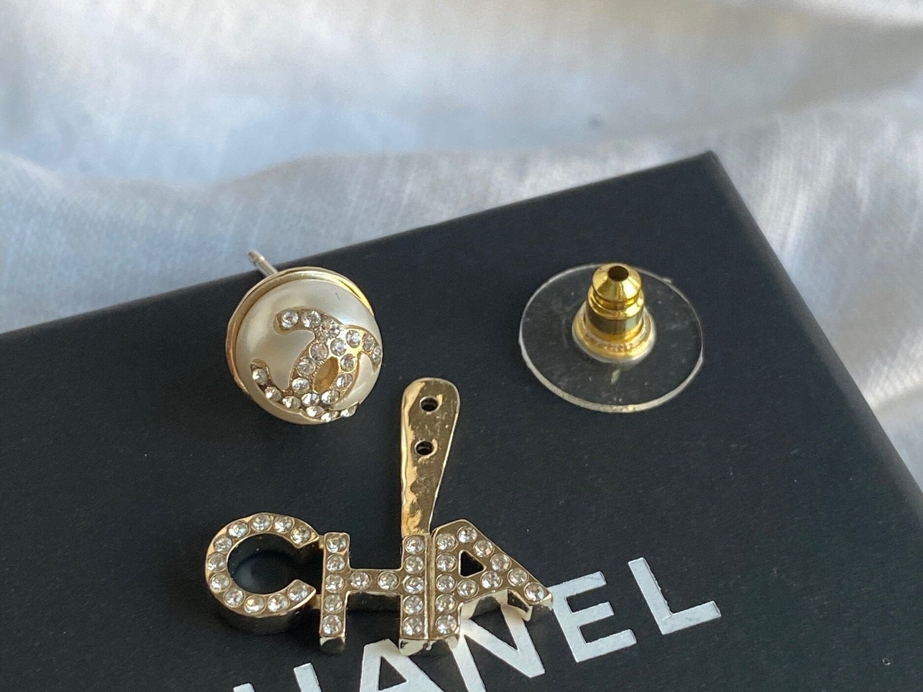 CHANEL Earrings Pearl CHA NEL Light Gold Crystal Earring -Knockoff
