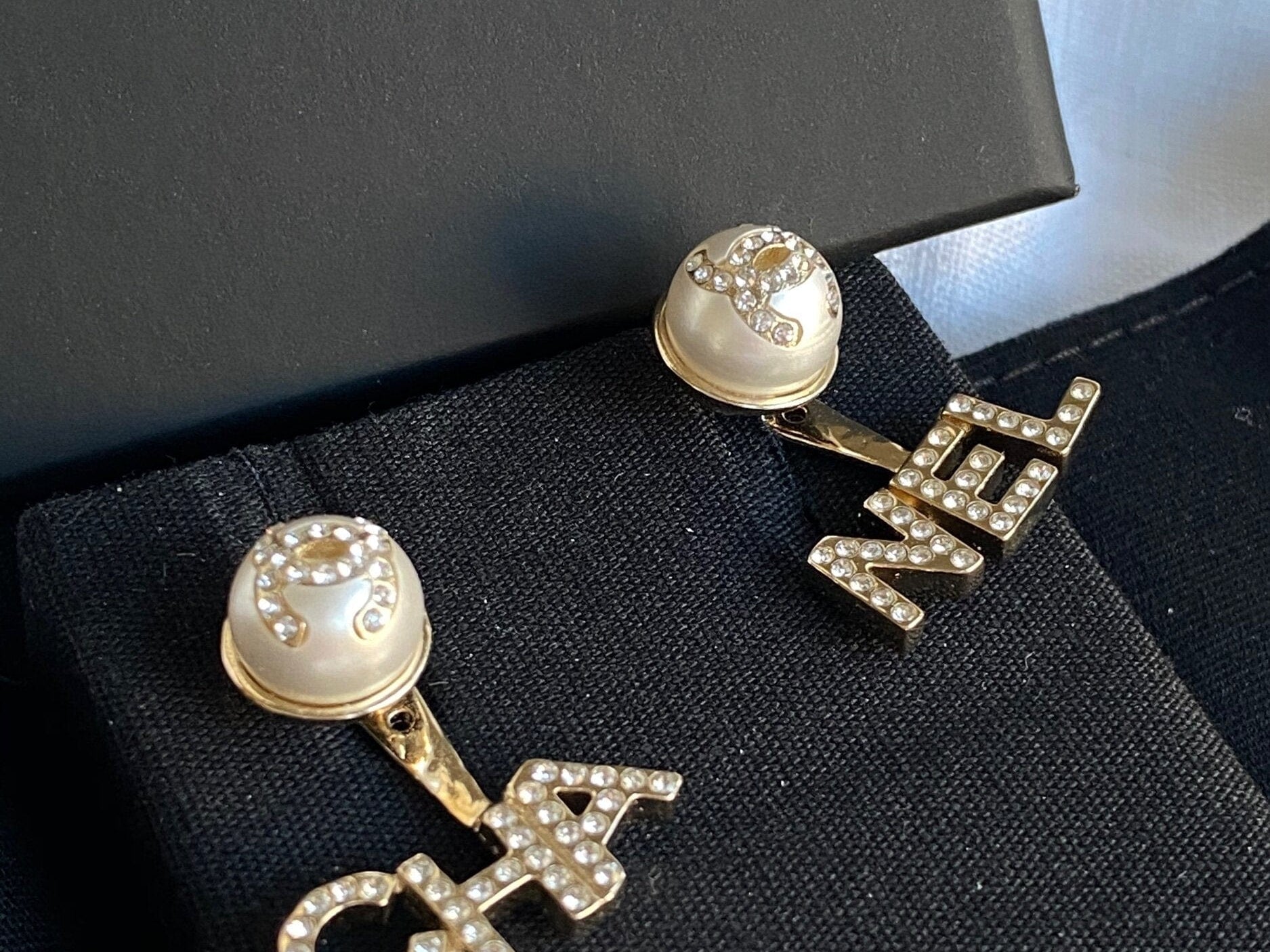 CHANEL Earrings Pearl CHA NEL Light Gold Crystal Earring -Knockoff
