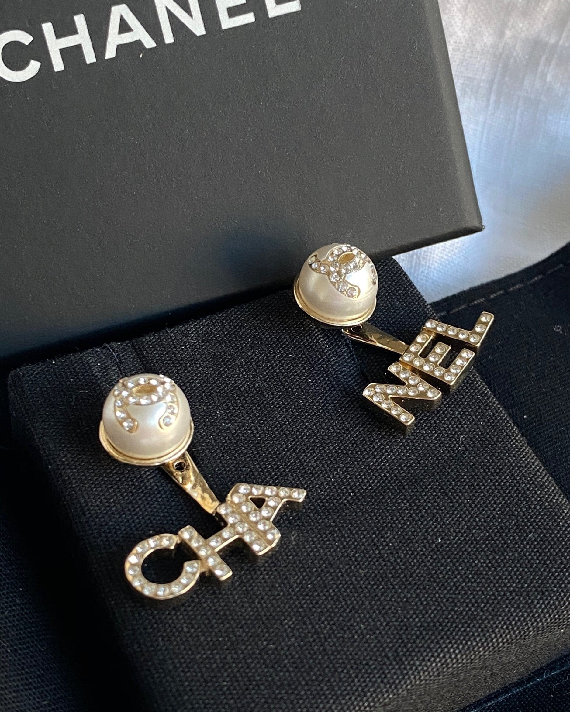 CHANEL Earrings Pearl CHA NEL Light Gold Crystal Earring -Knockoff
