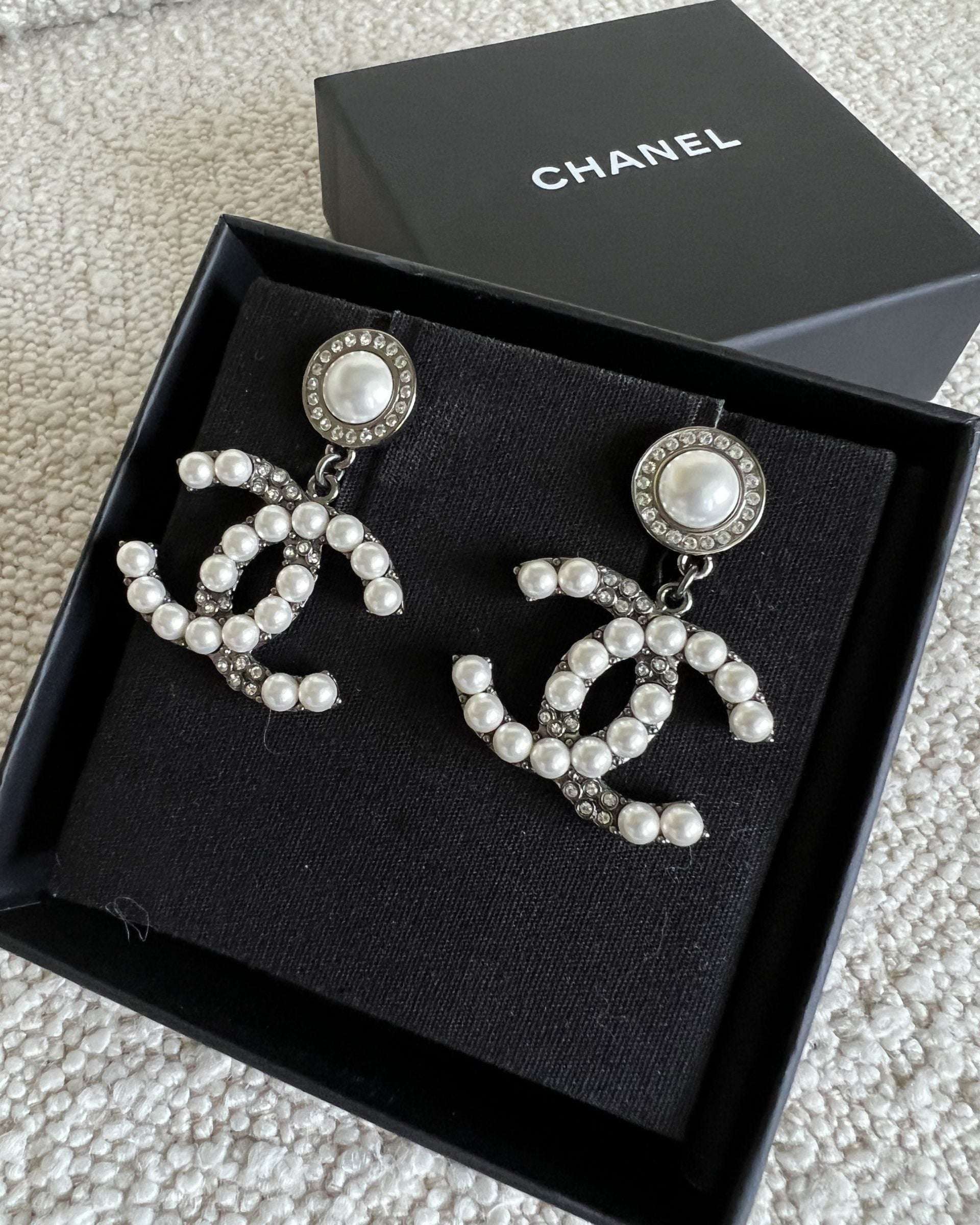 CHANEL Earrings White Chanel Dangle Earrings - Ruthenium -Knockoff
