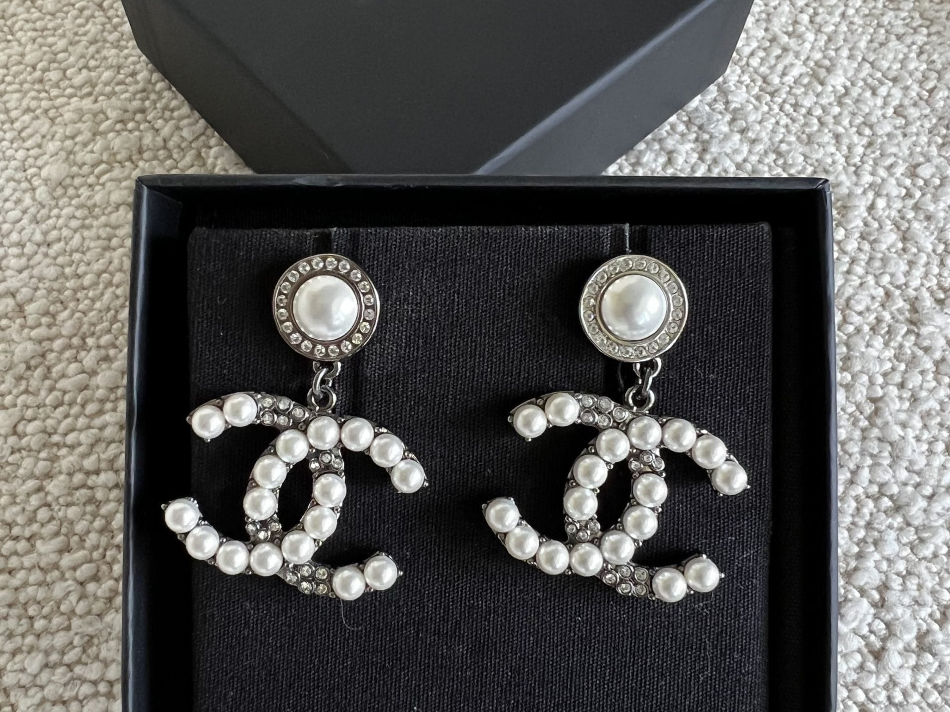 CHANEL Earrings White Chanel Dangle Earrings - Ruthenium -Knockoff
