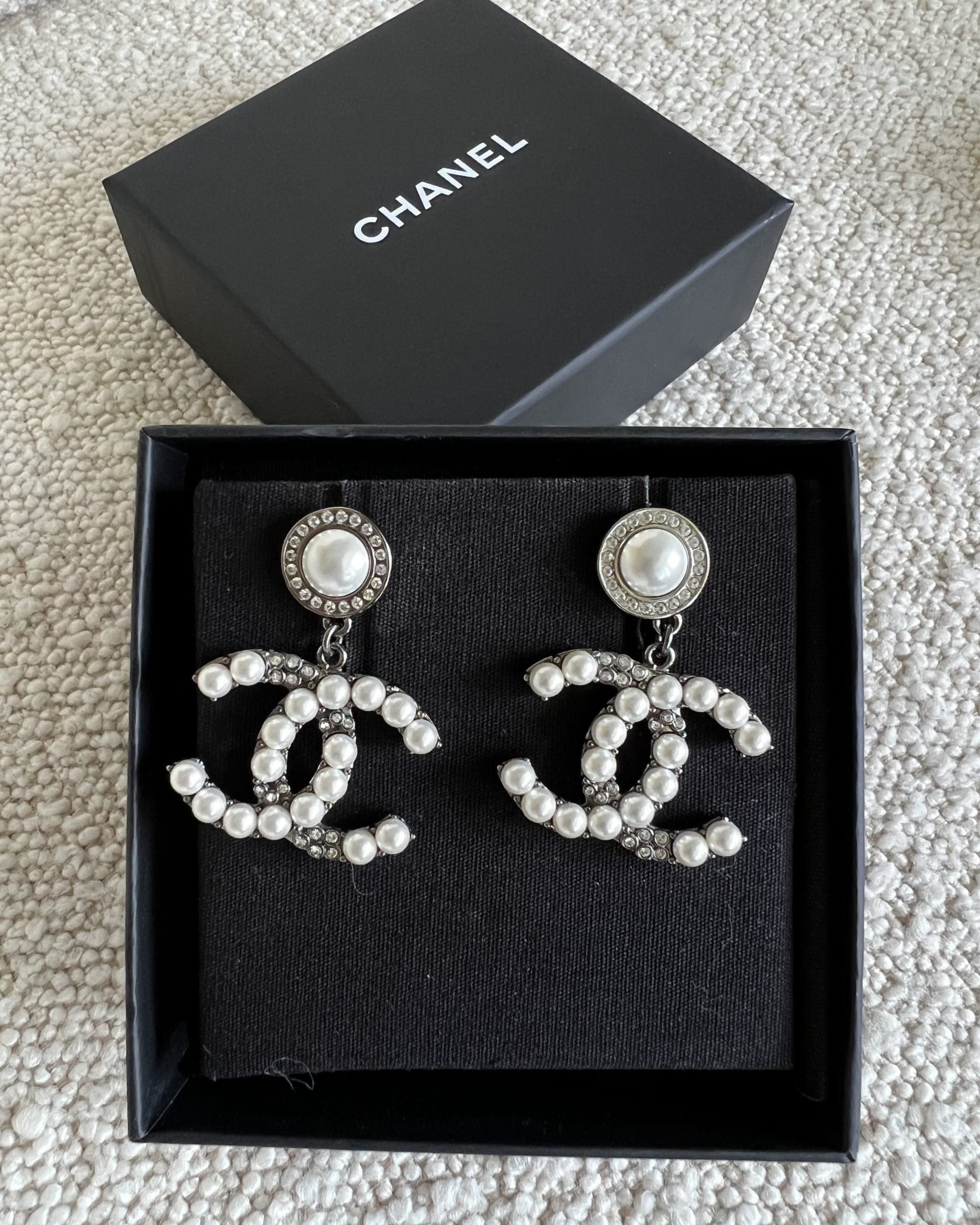 CHANEL Earrings White Chanel Dangle Earrings - Ruthenium -Knockoff
