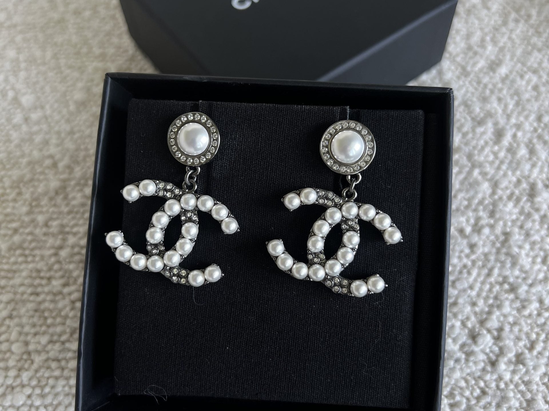 CHANEL Earrings White Chanel Dangle Earrings - Ruthenium -Knockoff
