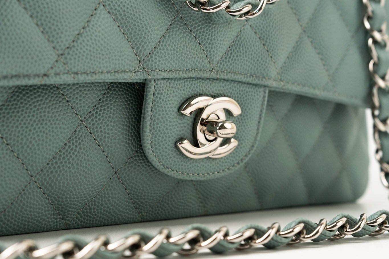 CHANEL Handbag 18C Light Blue Caviar Quilted Medium Classic Flap Edge Stitching Silver Hardware -Knockoff
