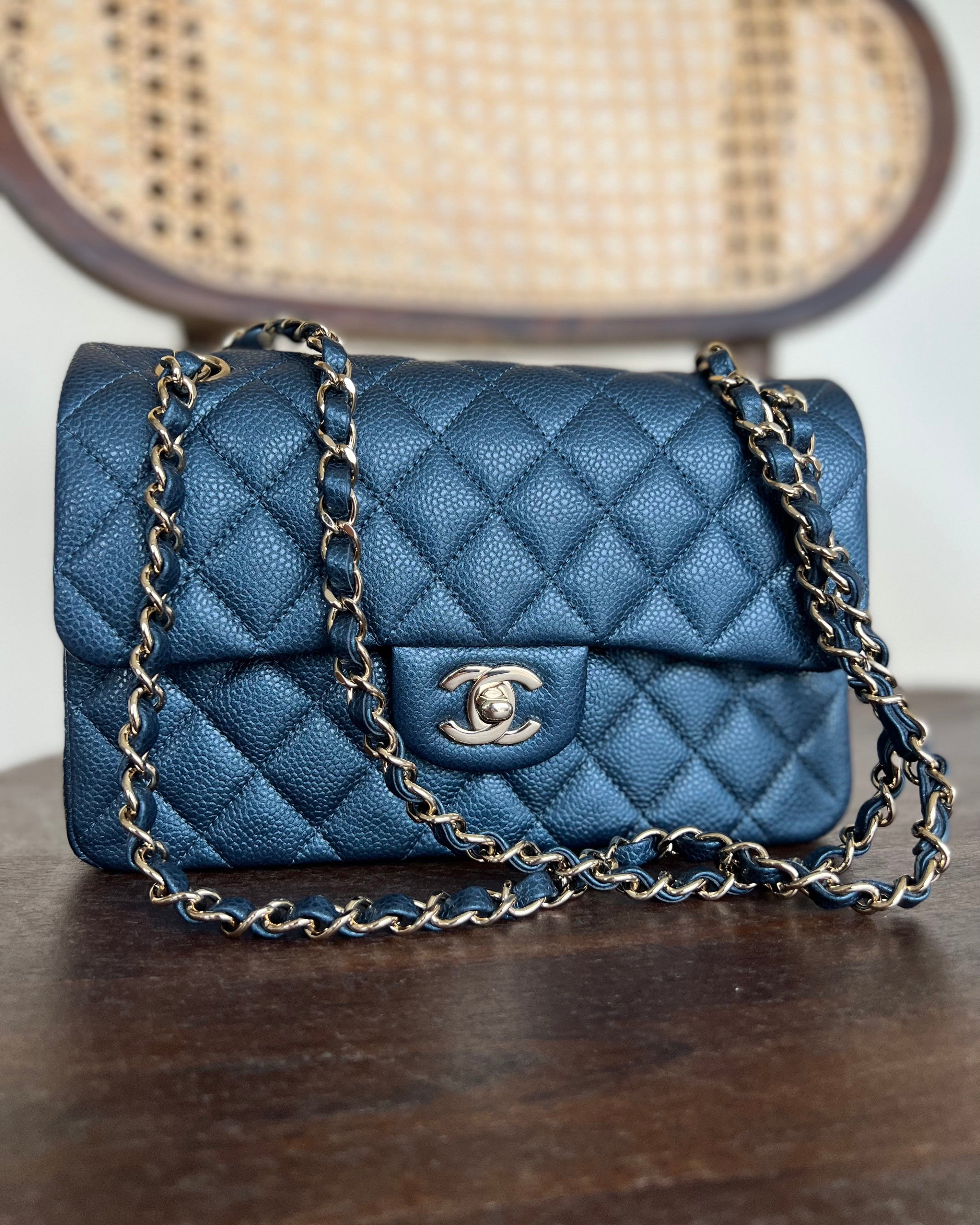 CHANEL Handbag 18S Dark Blue Caviar Quilted Classic Double Flap Light Gold Hardware -Knockoff
