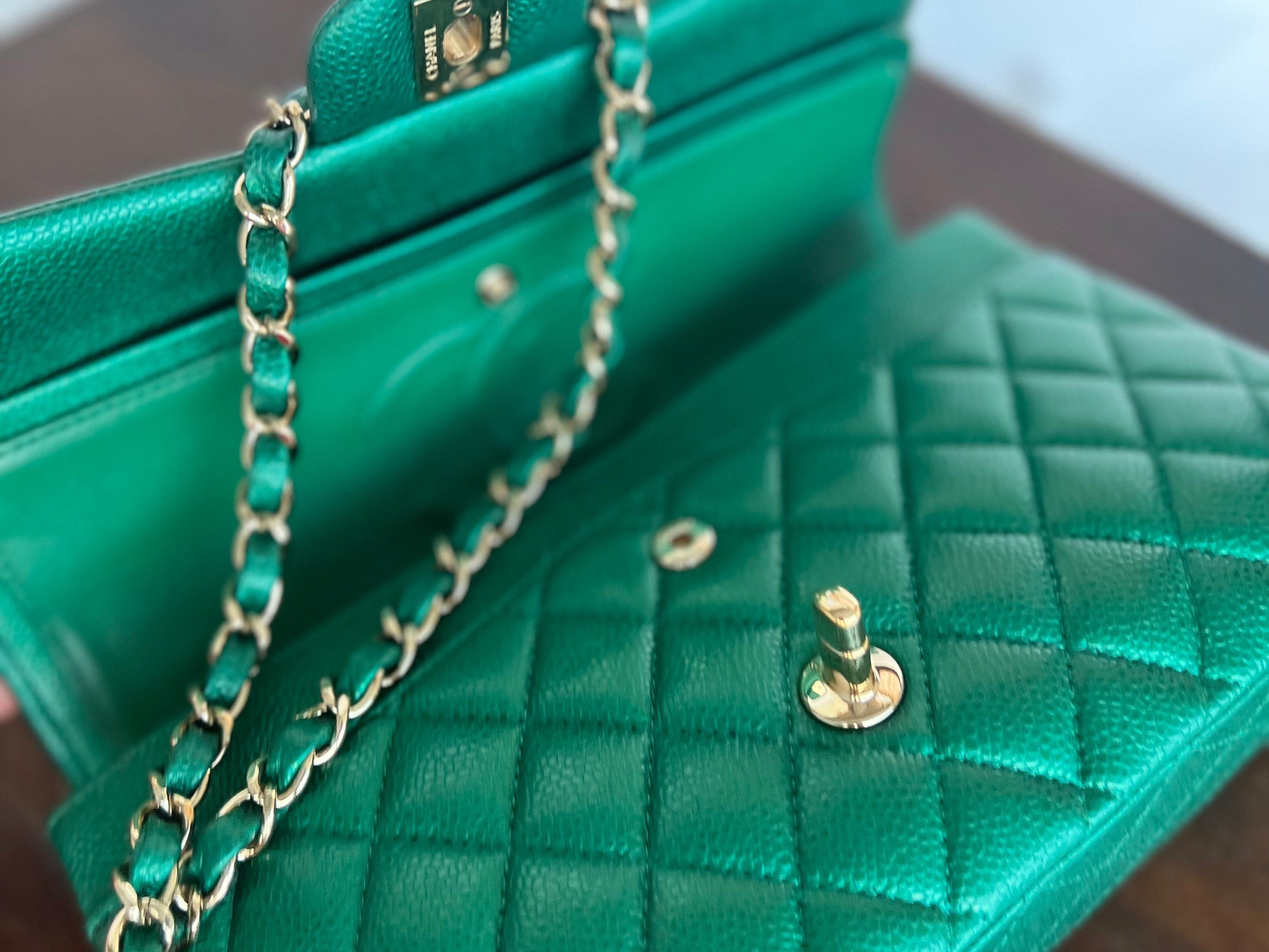 CHANEL Handbag 18S Emerald Green Caviar Quilted Classic Flap Medium Light Gold Hardware -Knockoff
