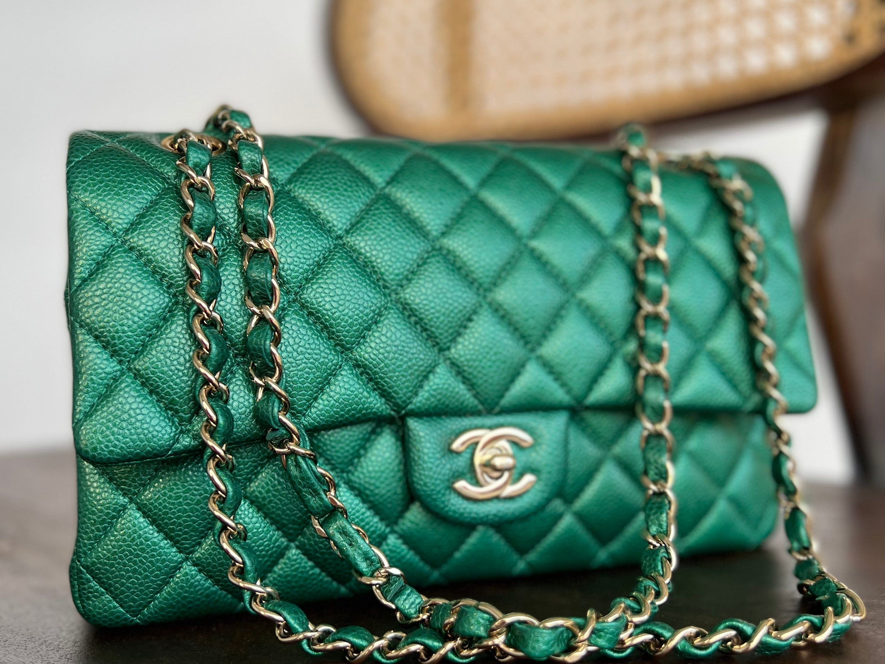 CHANEL Handbag 18S Emerald Green Caviar Quilted Classic Flap Medium Light Gold Hardware -Knockoff
