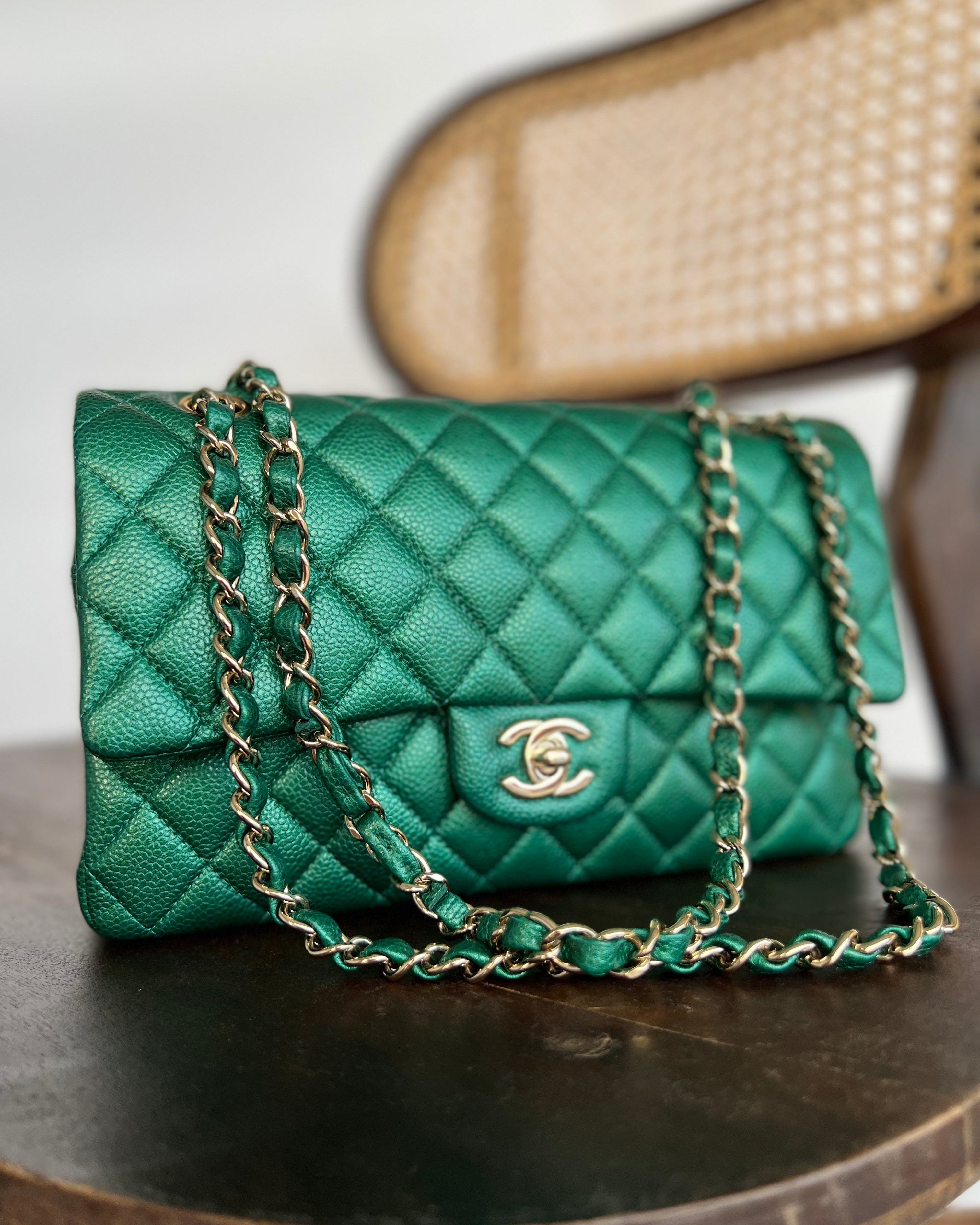 CHANEL Handbag 18S Emerald Green Caviar Quilted Classic Flap Medium Light Gold Hardware -Knockoff
