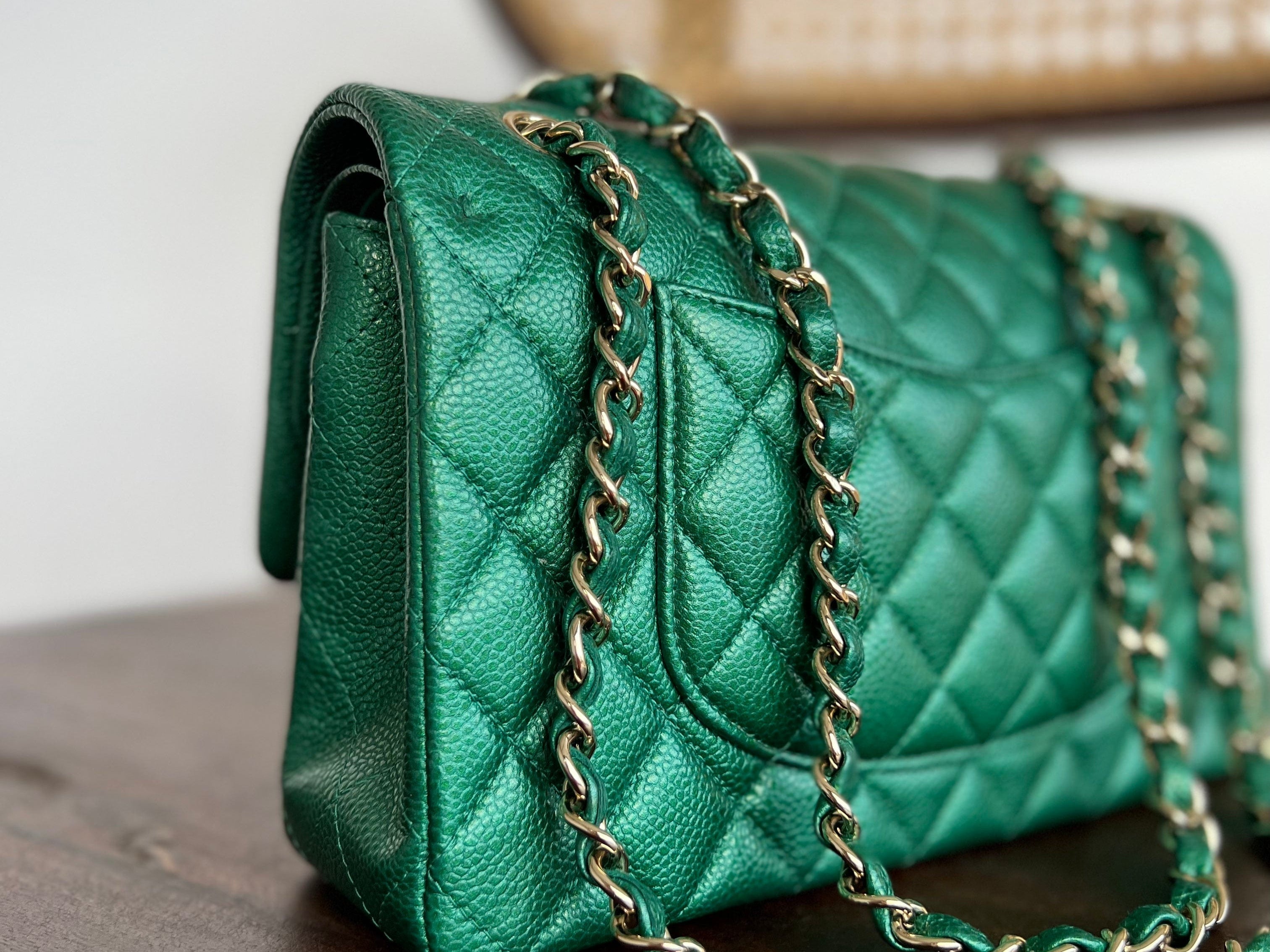 CHANEL Handbag 18S Emerald Green Caviar Quilted Classic Flap Medium Light Gold Hardware -Knockoff
