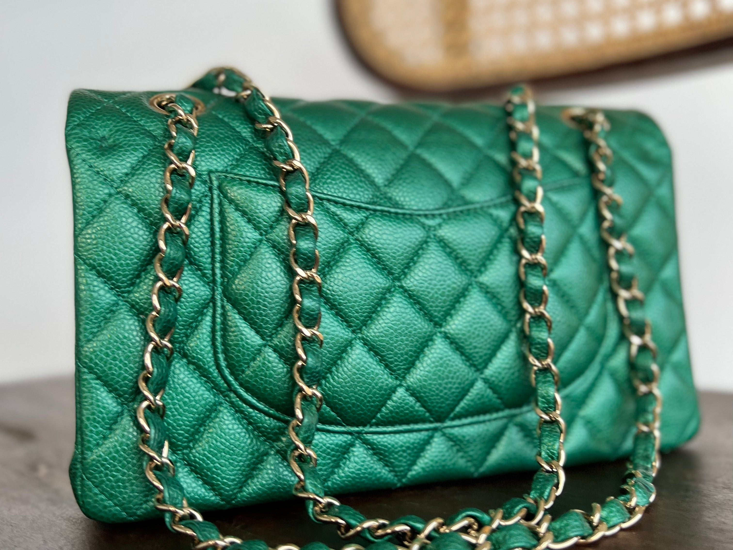 CHANEL Handbag 18S Emerald Green Caviar Quilted Classic Flap Medium Light Gold Hardware -Knockoff
