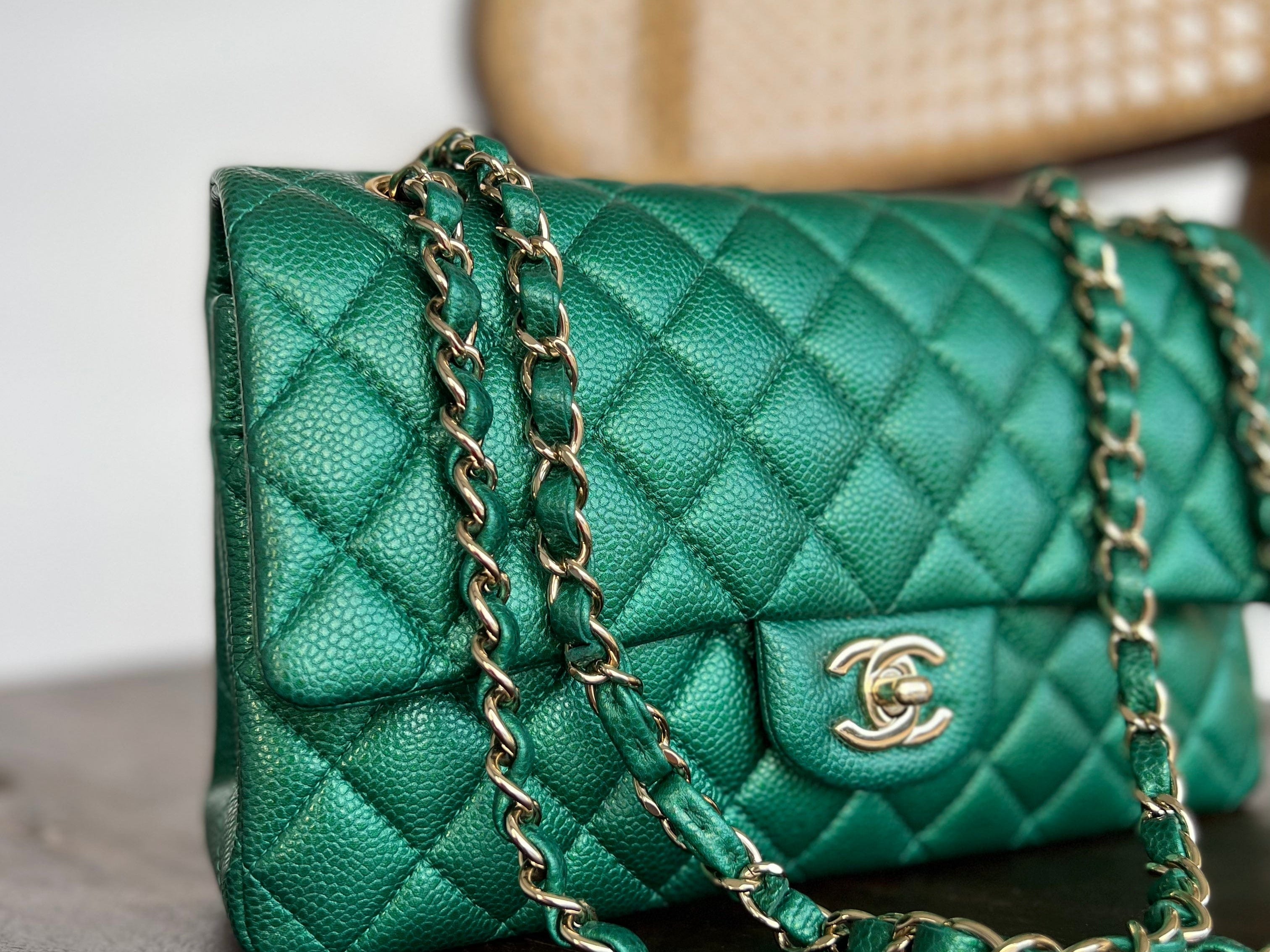 CHANEL Handbag 18S Emerald Green Caviar Quilted Classic Flap Medium Light Gold Hardware -Knockoff
