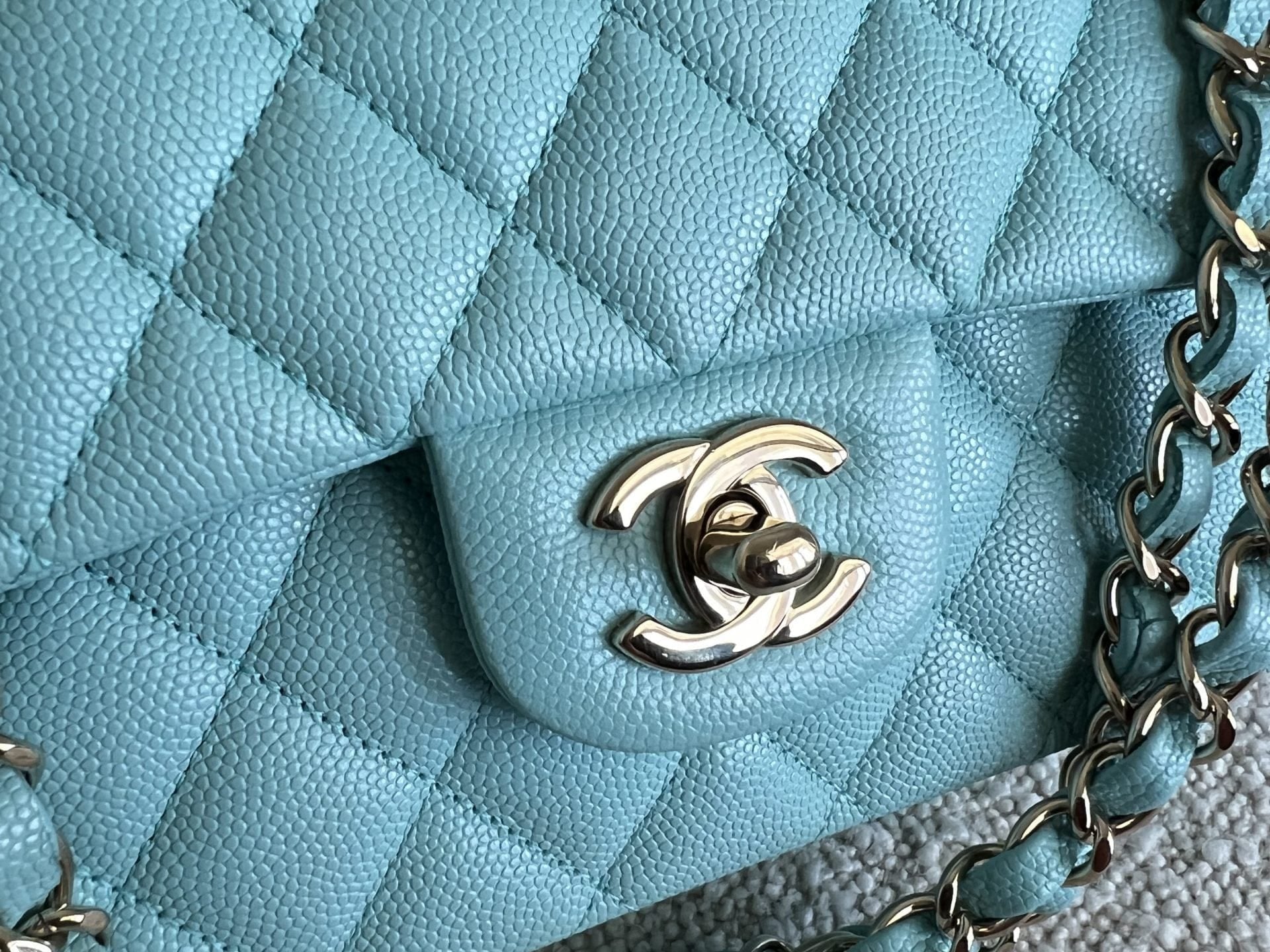 CHANEL Handbag 19C Tiffany Blue  Caviar Quilted Classic Flap Medium LGHW -Knockoff
