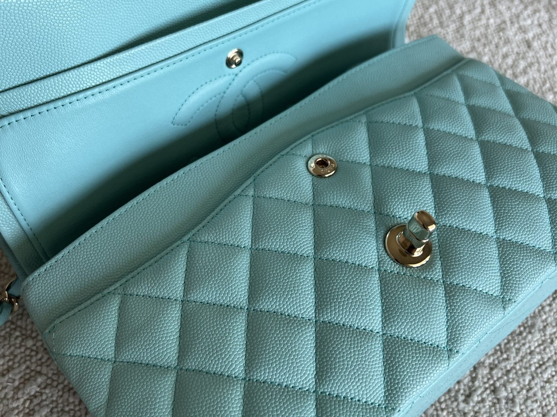 CHANEL Handbag 19C Tiffany Blue  Caviar Quilted Classic Flap Medium LGHW -Knockoff
