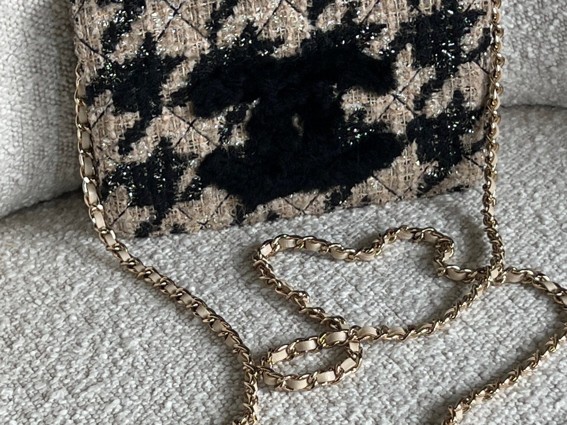 CHANEL Handbag 19K Beige and Black Houndstooth Tweed WOC -Knockoff
