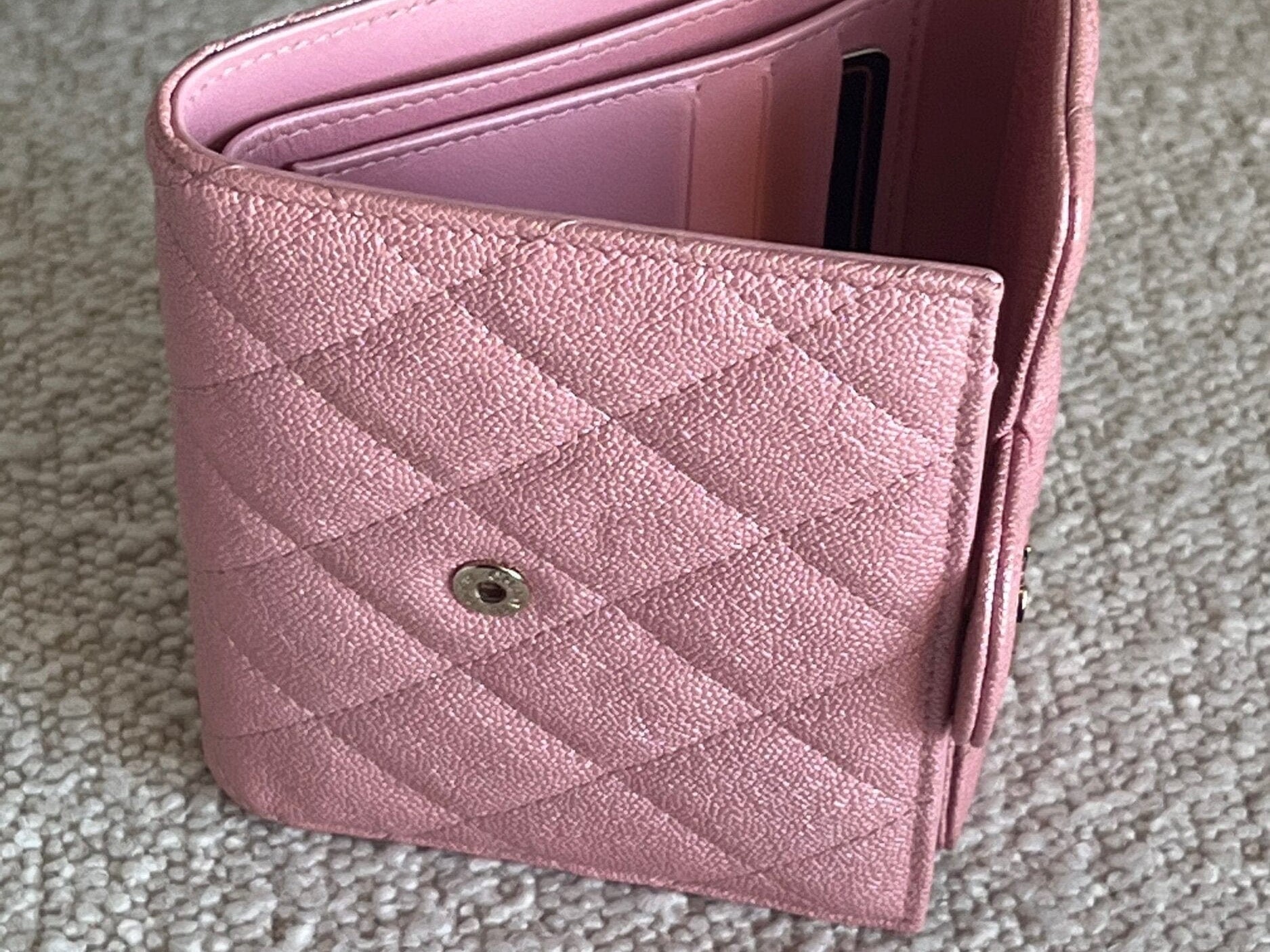 CHANEL Handbag 19S Pink Iridescent Caviar Quilted Flap Wallet -Knockoff
