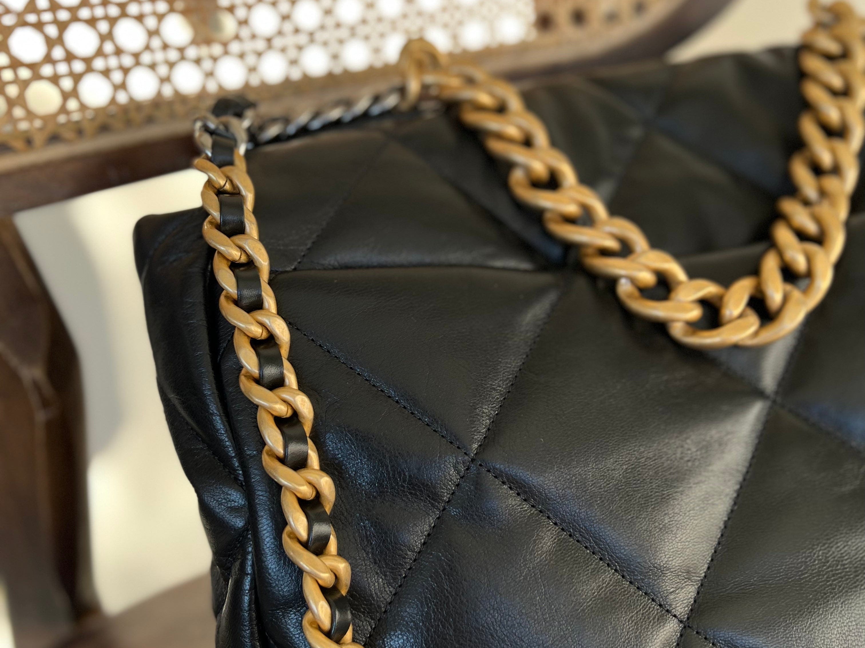 CHANEL Handbag 20A Black Goatskin Quilted 19 Flap Maxi Mixed Hardware -Knockoff
