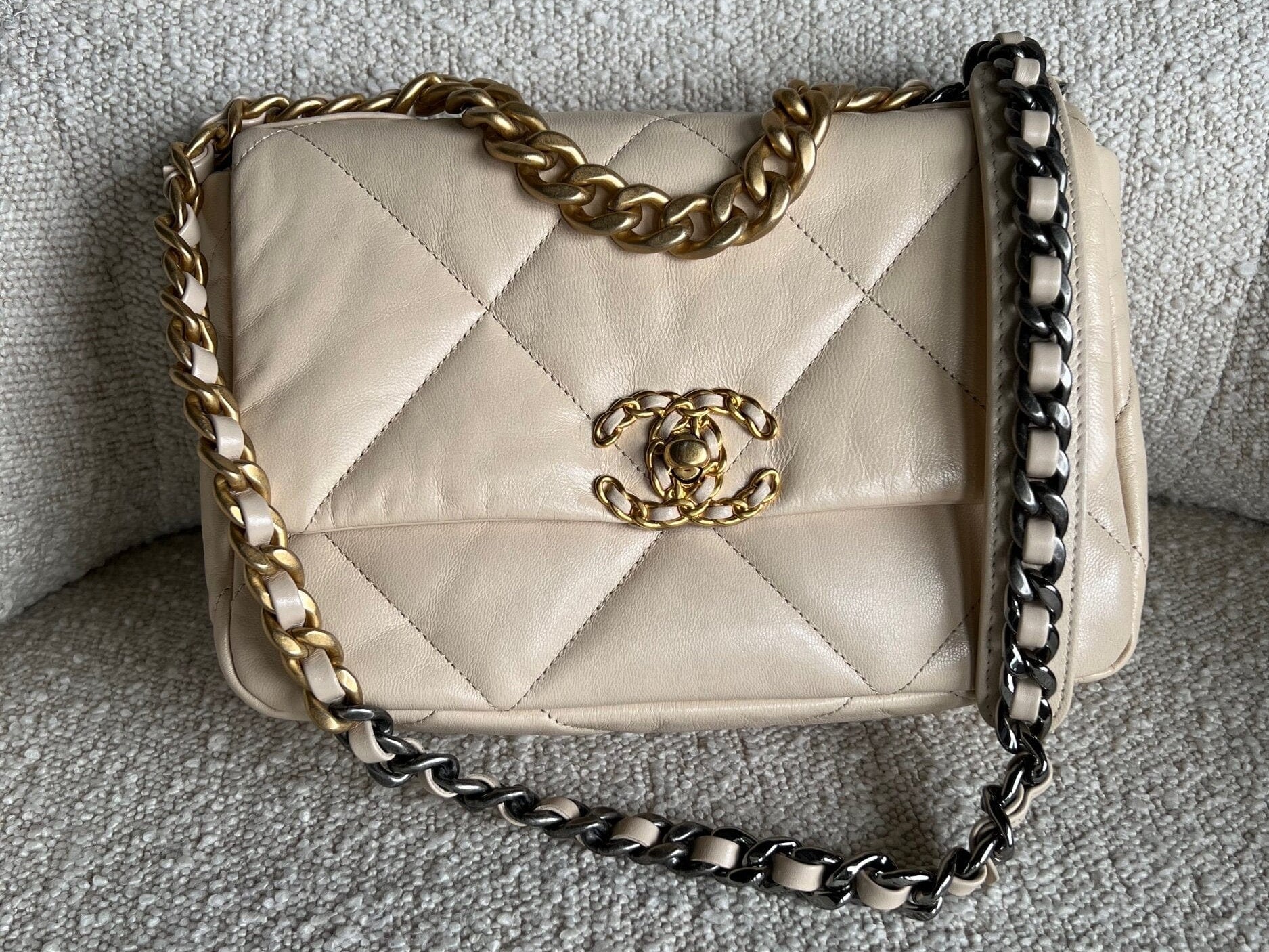 CHANEL Handbag 20A Small Beige Goatskin 19 Flap Mixed Hardware -Knockoff
