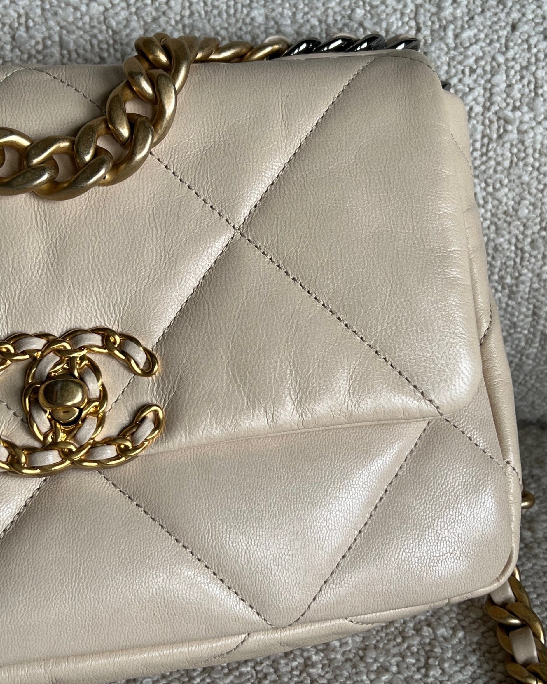 CHANEL Handbag 20A Small Beige Goatskin 19 Flap Mixed Hardware -Knockoff
