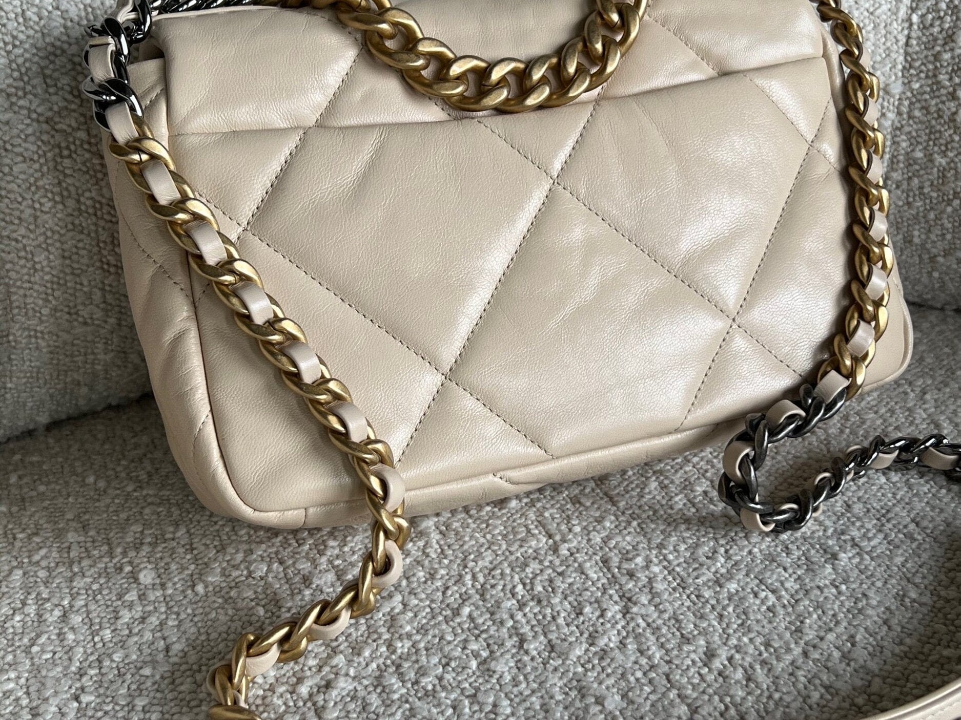 CHANEL Handbag 20A Small Beige Goatskin 19 Flap Mixed Hardware -Knockoff
