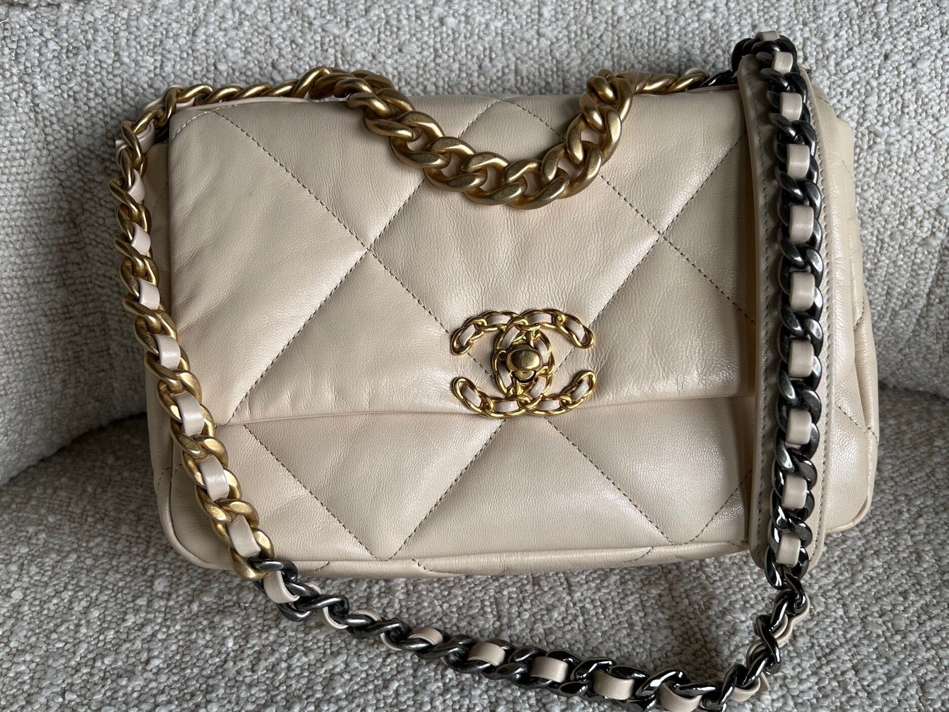 CHANEL Handbag 20A Small Beige Goatskin 19 Flap Mixed Hardware -Knockoff
