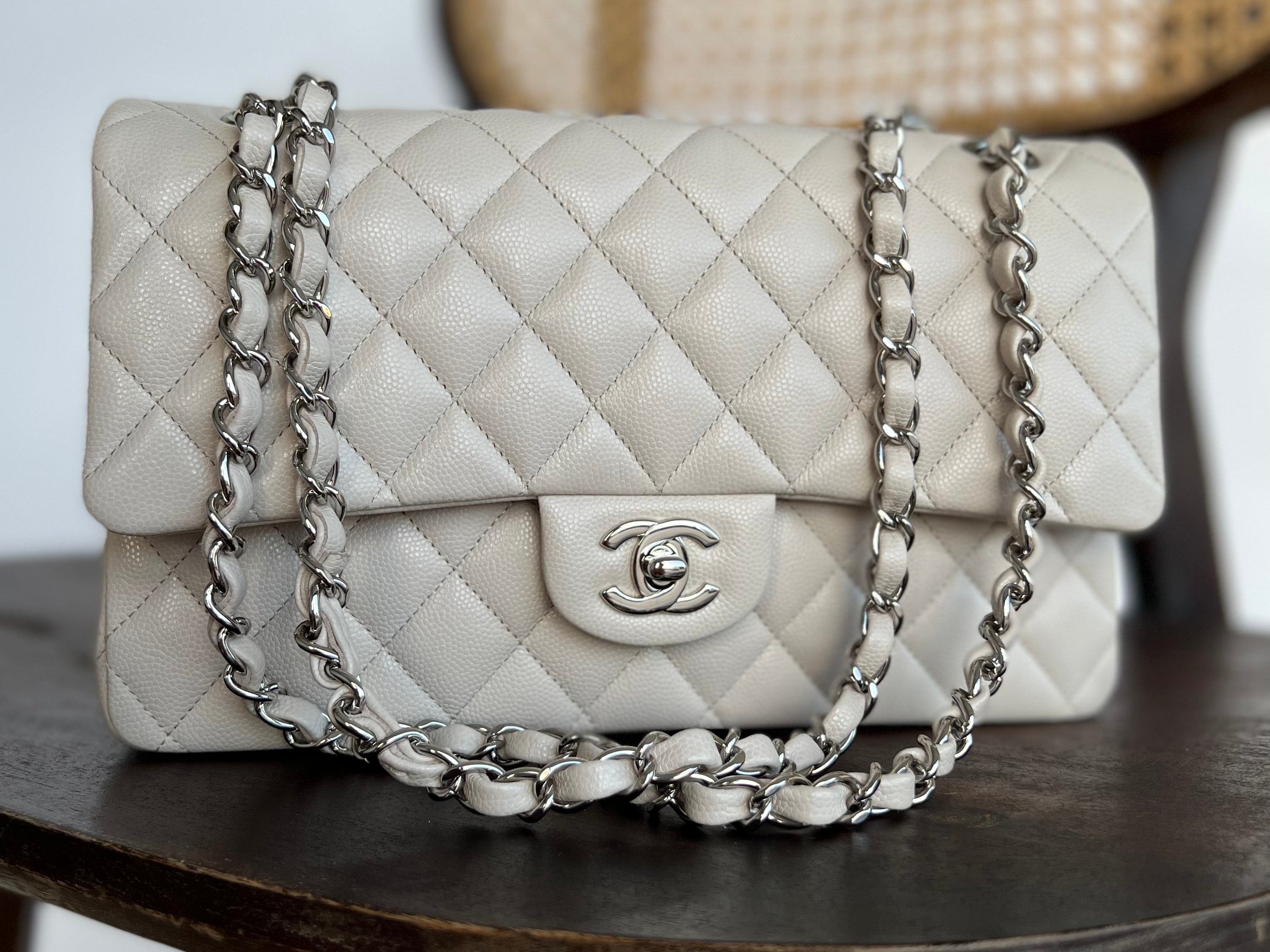 CHANEL Handbag 20B Ivory Caviar Quilted Classic Flap Medium Silver Hardware -Knockoff
