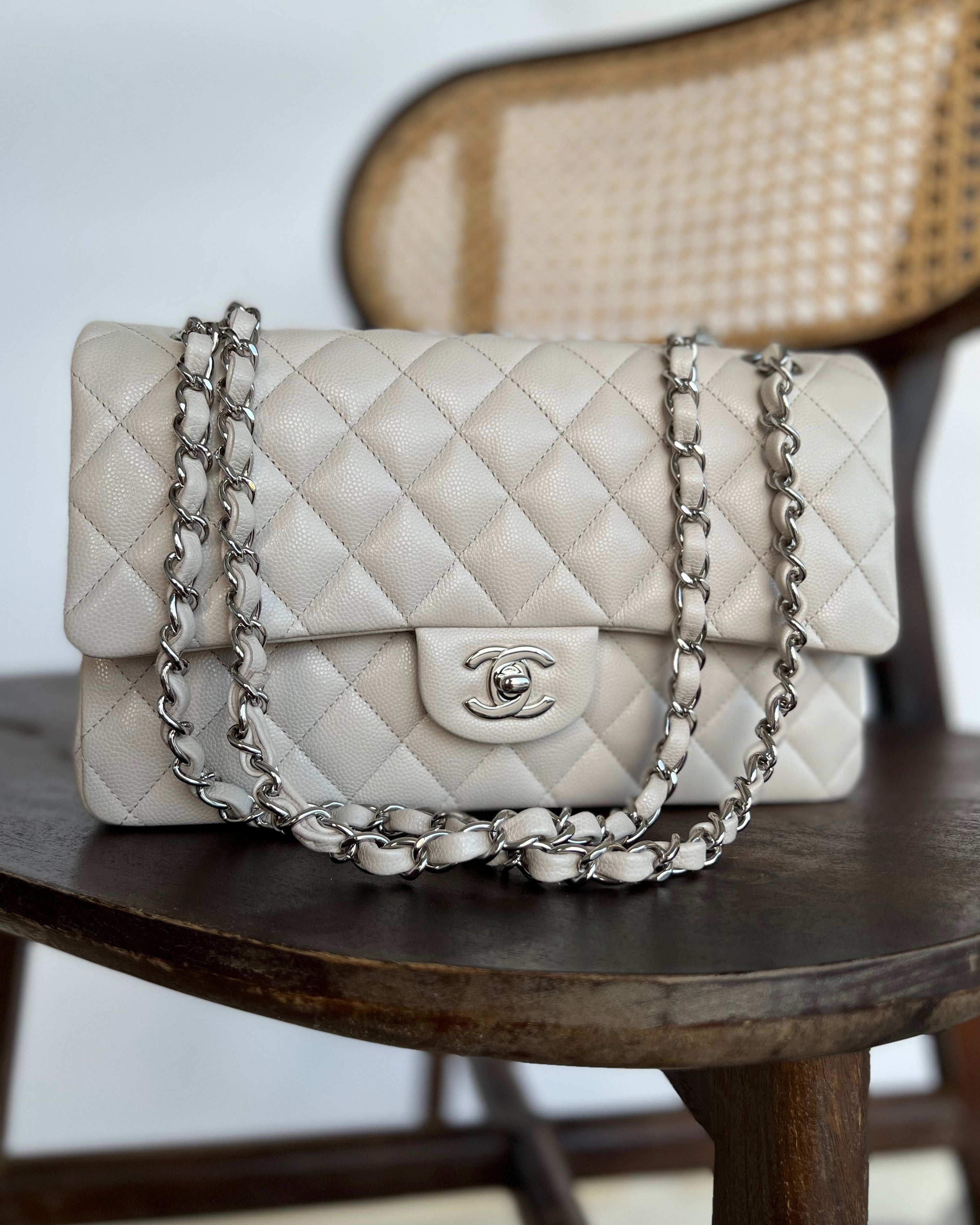 CHANEL Handbag 20B Ivory Caviar Quilted Classic Flap Medium Silver Hardware -Knockoff
