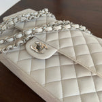 CHANEL Handbag 20B Ivory Caviar Quilted Classic Flap Medium Silver Hardware -Knockoff
