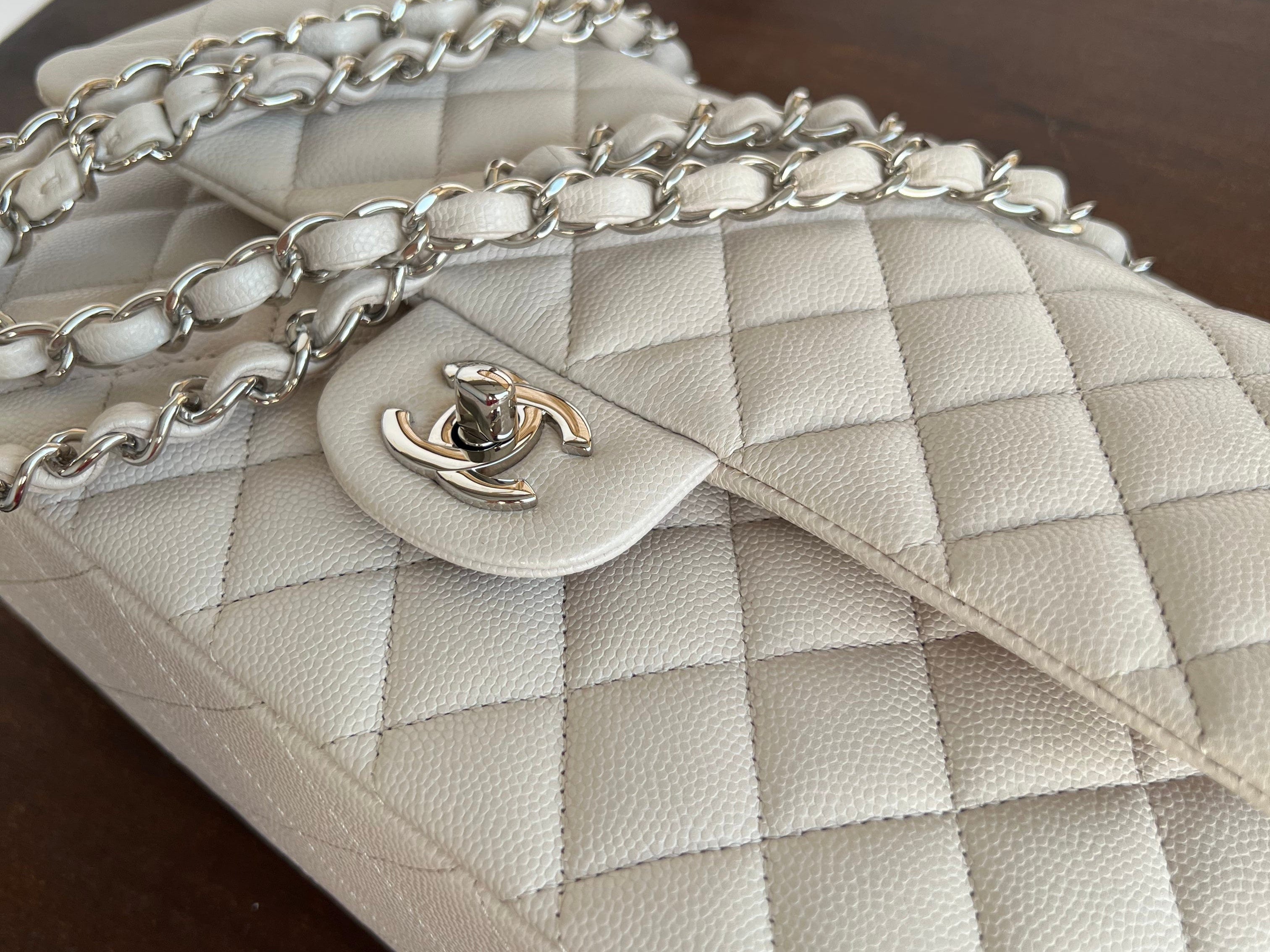 CHANEL Handbag 20B Ivory Caviar Quilted Classic Flap Medium Silver Hardware -Knockoff
