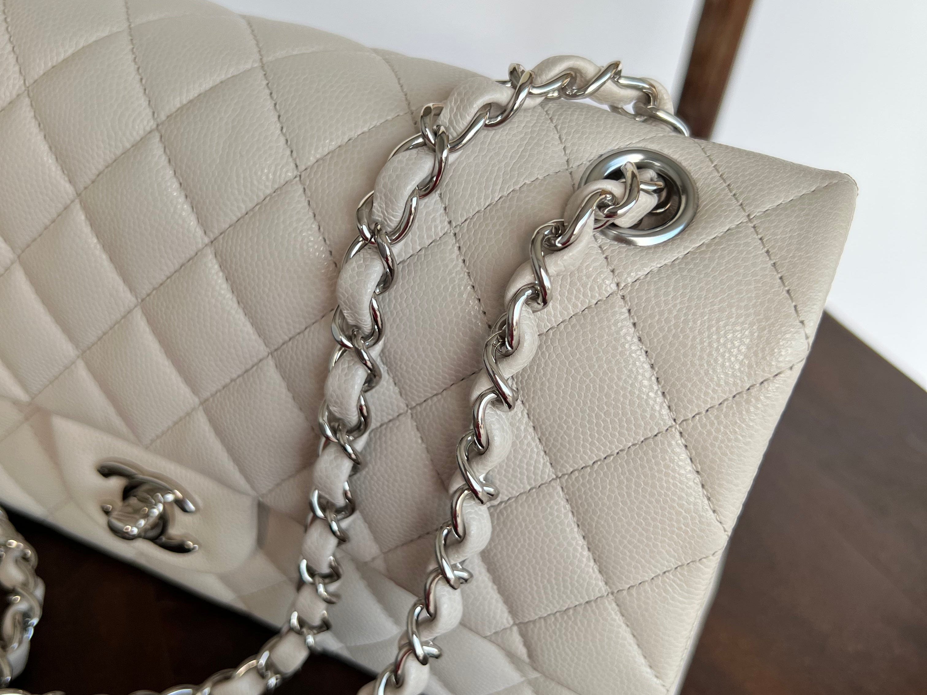 CHANEL Handbag 20B Ivory Caviar Quilted Classic Flap Medium Silver Hardware -Knockoff
