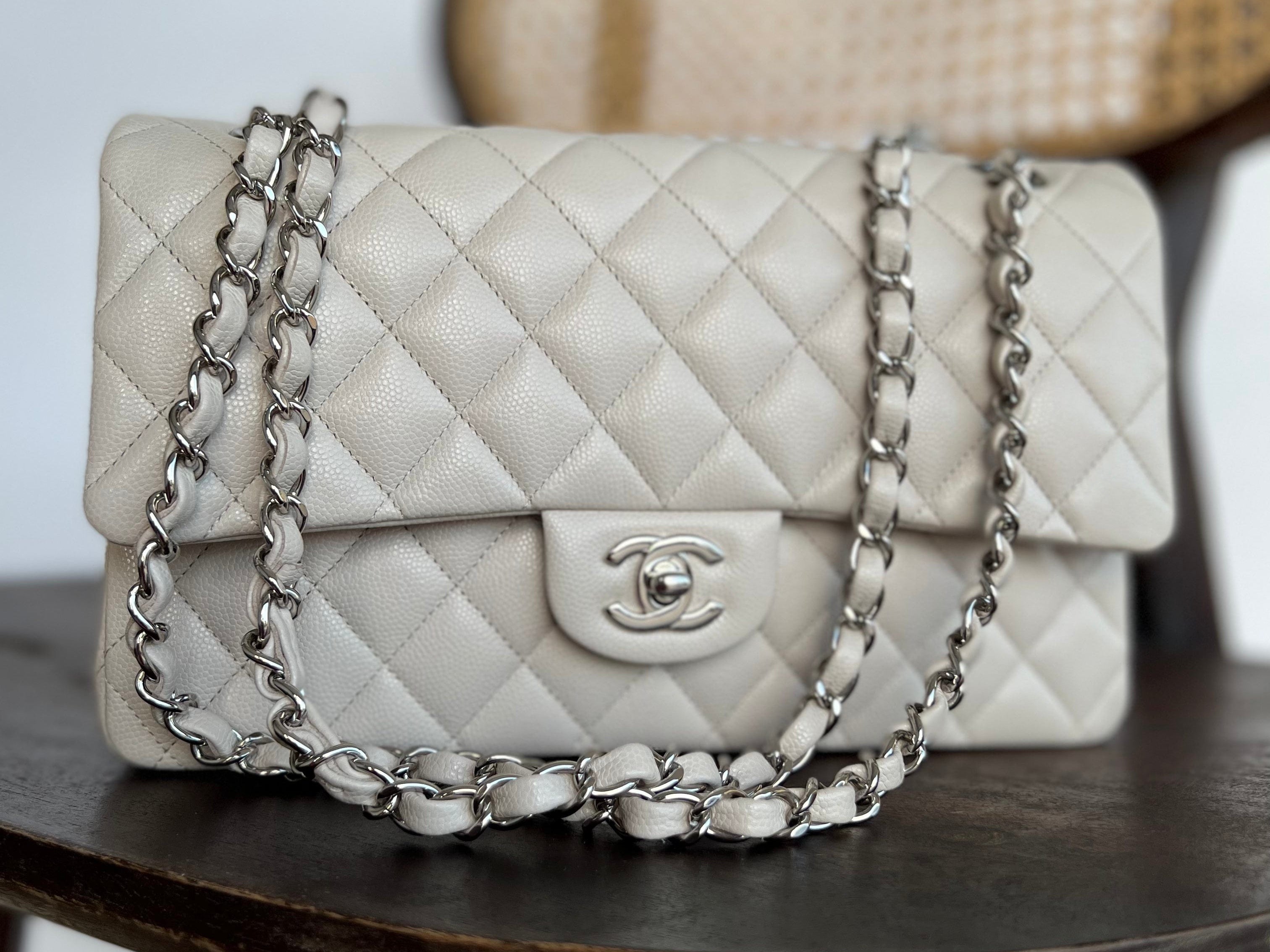 CHANEL Handbag 20B Ivory Caviar Quilted Classic Flap Medium Silver Hardware -Knockoff
