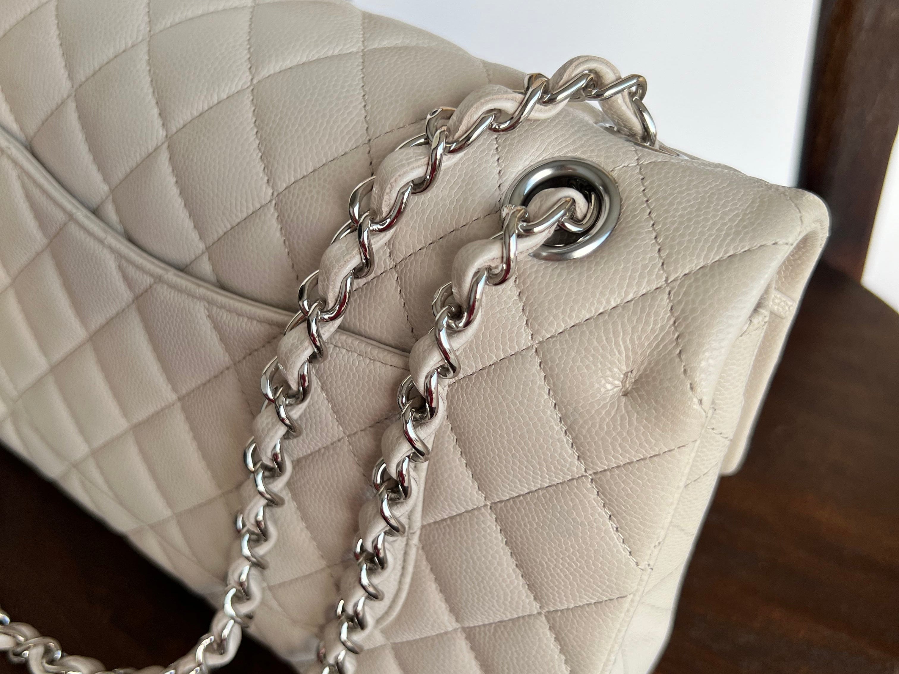 CHANEL Handbag 20B Ivory Caviar Quilted Classic Flap Medium Silver Hardware -Knockoff
