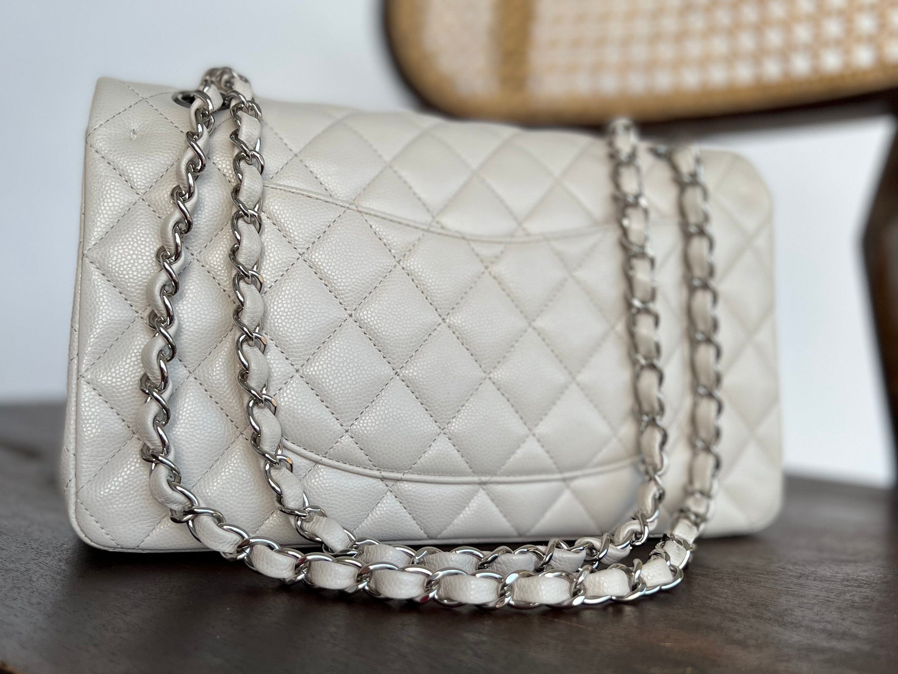 CHANEL Handbag 20B Ivory Caviar Quilted Classic Flap Medium Silver Hardware -Knockoff
