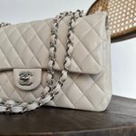 CHANEL Handbag 20B Ivory Caviar Quilted Classic Flap Medium Silver Hardware -Knockoff
