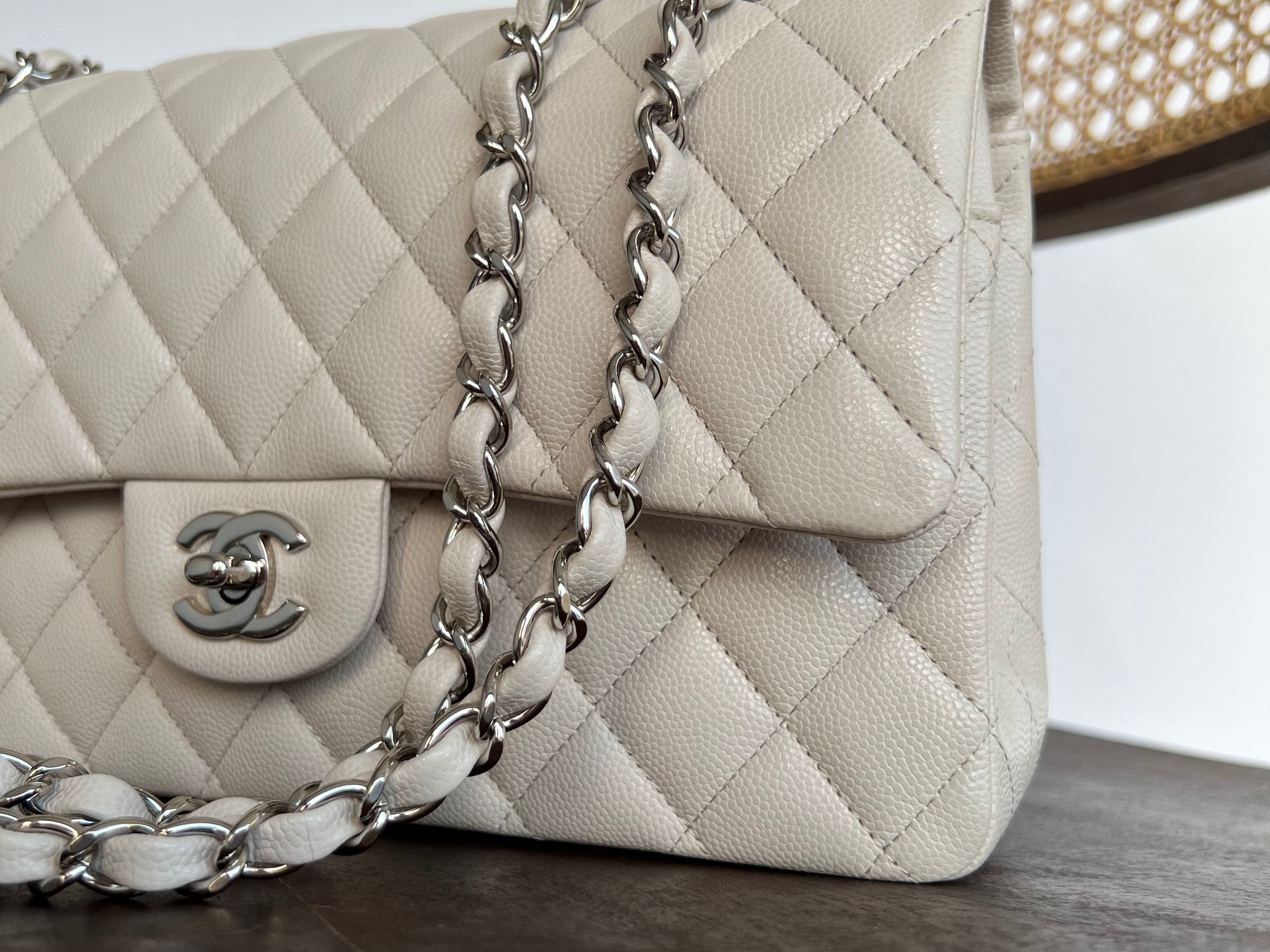 CHANEL Handbag 20B Ivory Caviar Quilted Classic Flap Medium Silver Hardware -Knockoff
