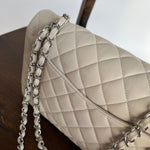 CHANEL Handbag 20B Ivory Caviar Quilted Classic Flap Medium Silver Hardware -Knockoff
