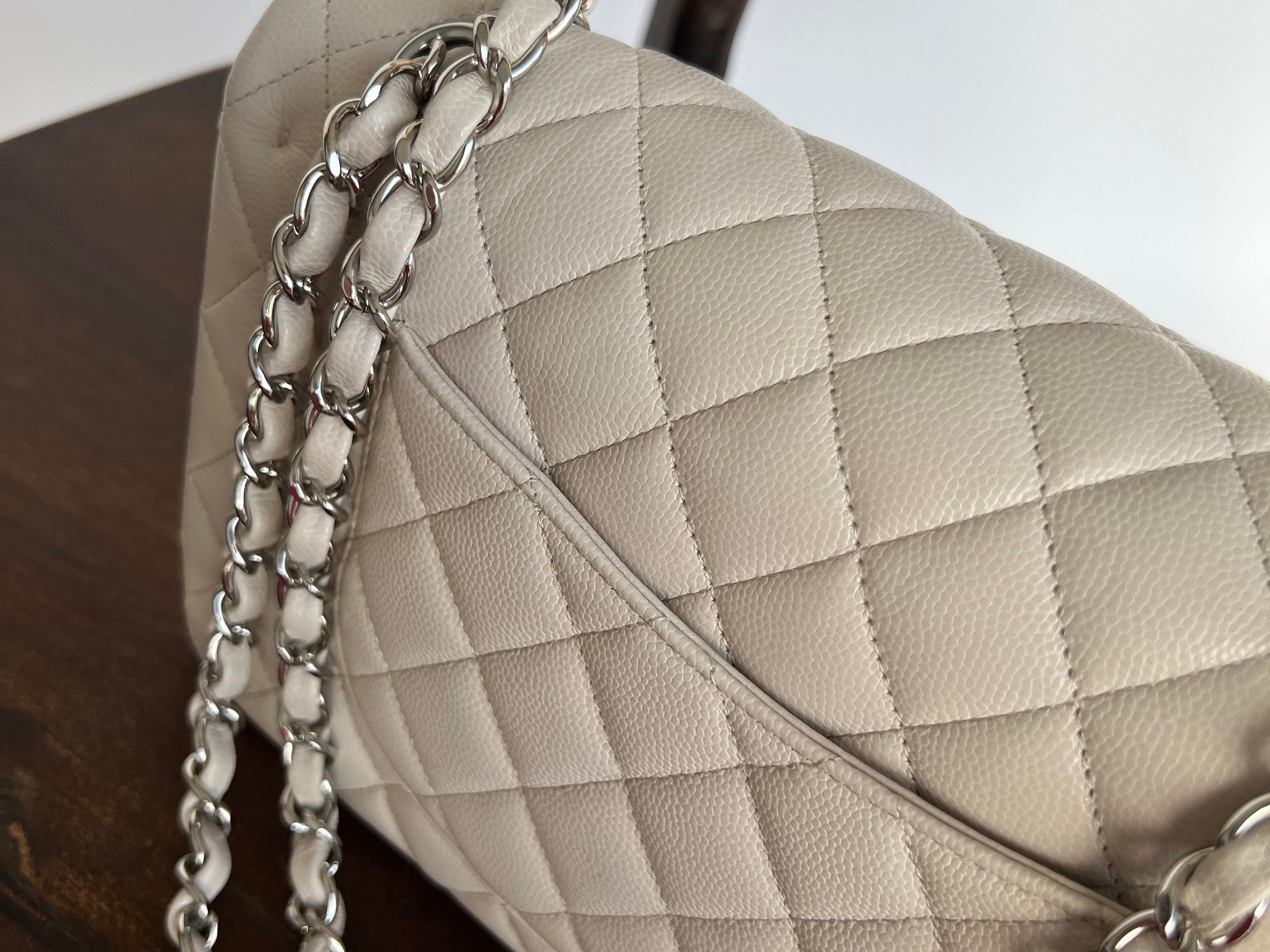 CHANEL Handbag 20B Ivory Caviar Quilted Classic Flap Medium Silver Hardware -Knockoff
