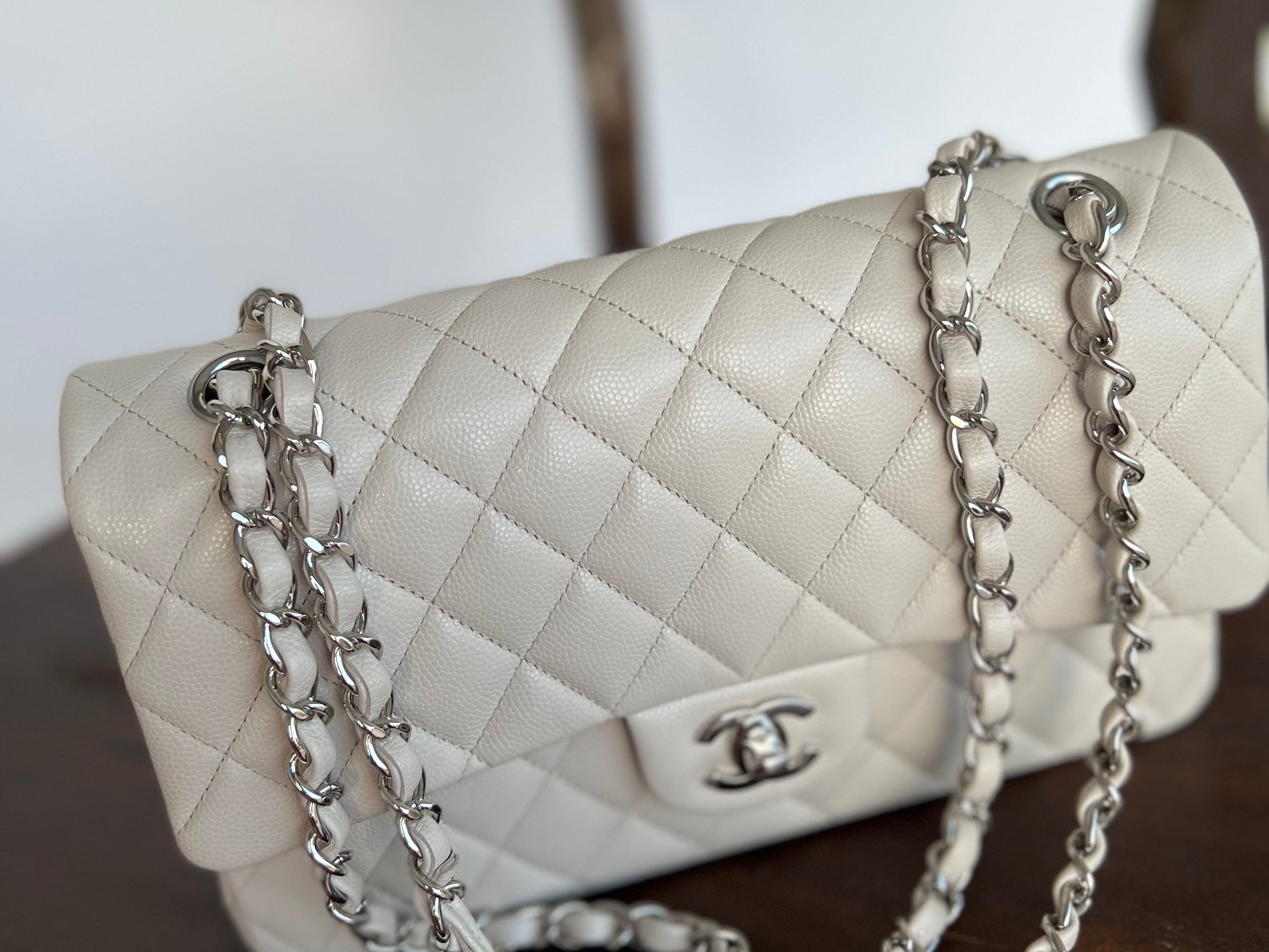 CHANEL Handbag 20B Ivory Caviar Quilted Classic Flap Medium Silver Hardware -Knockoff
