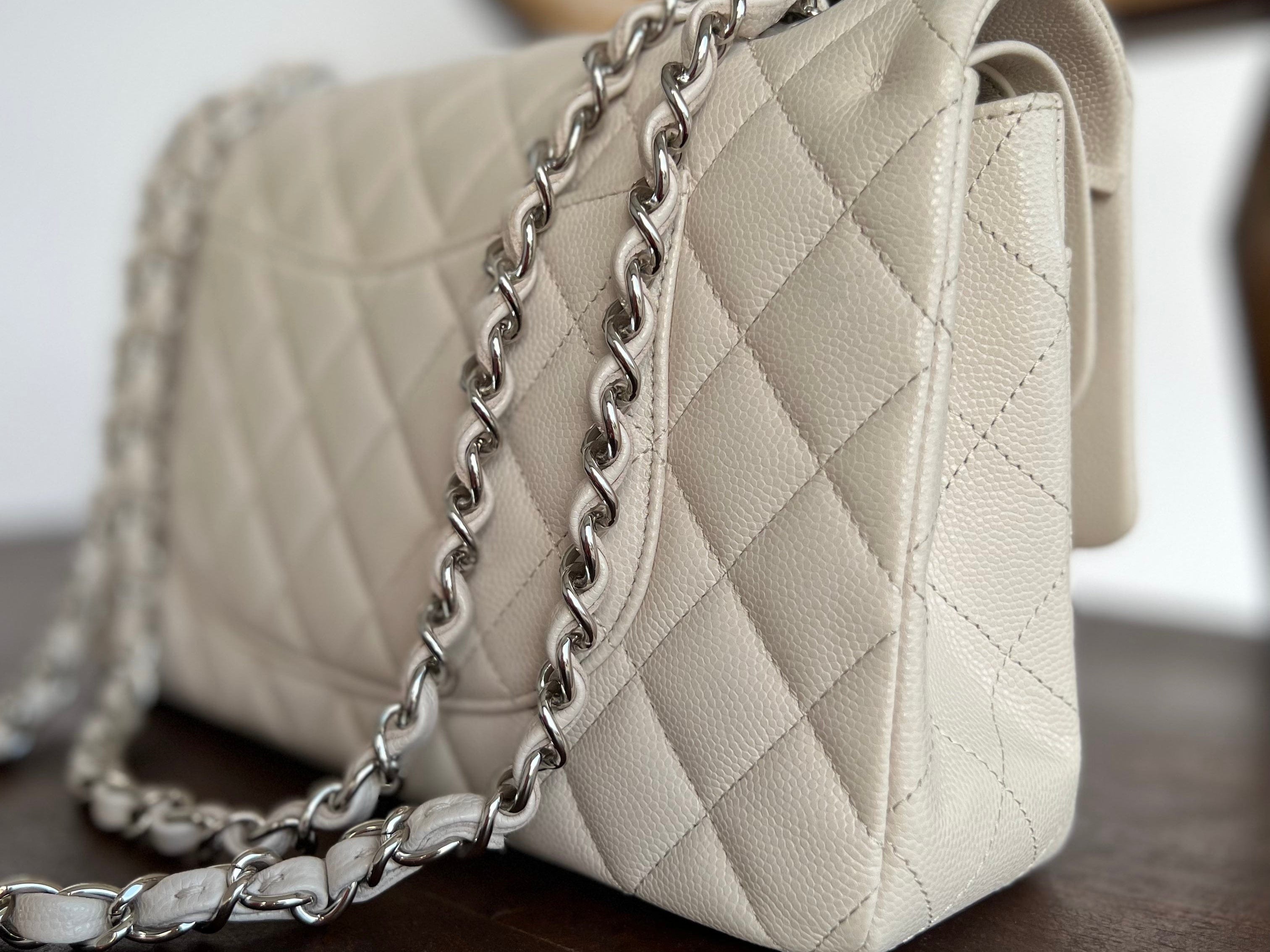 CHANEL Handbag 20B Ivory Caviar Quilted Classic Flap Medium Silver Hardware -Knockoff
