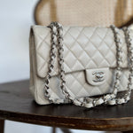 CHANEL Handbag 20B Ivory Caviar Quilted Classic Flap Medium Silver Hardware -Knockoff
