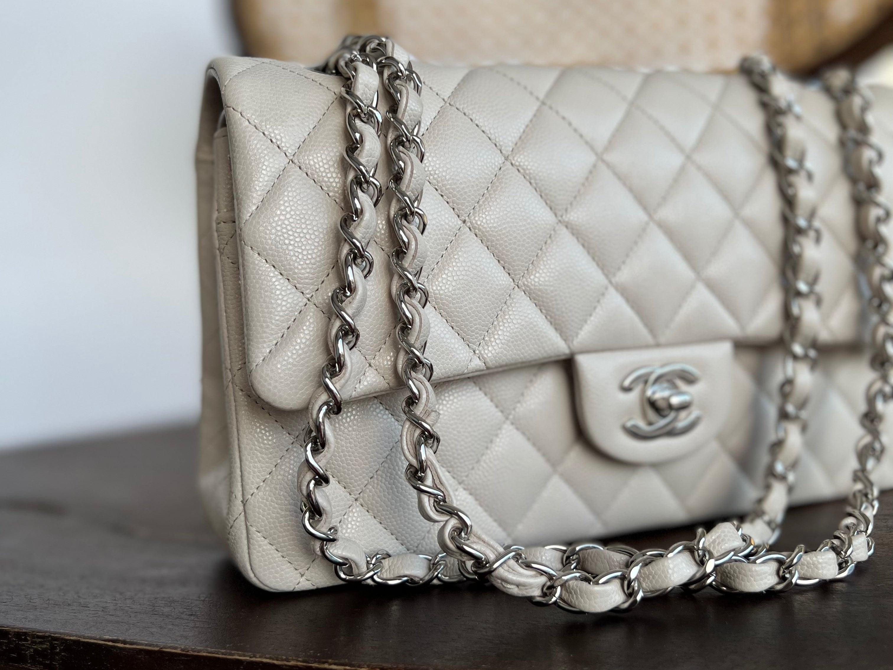 CHANEL Handbag 20B Ivory Caviar Quilted Classic Flap Medium Silver Hardware -Knockoff
