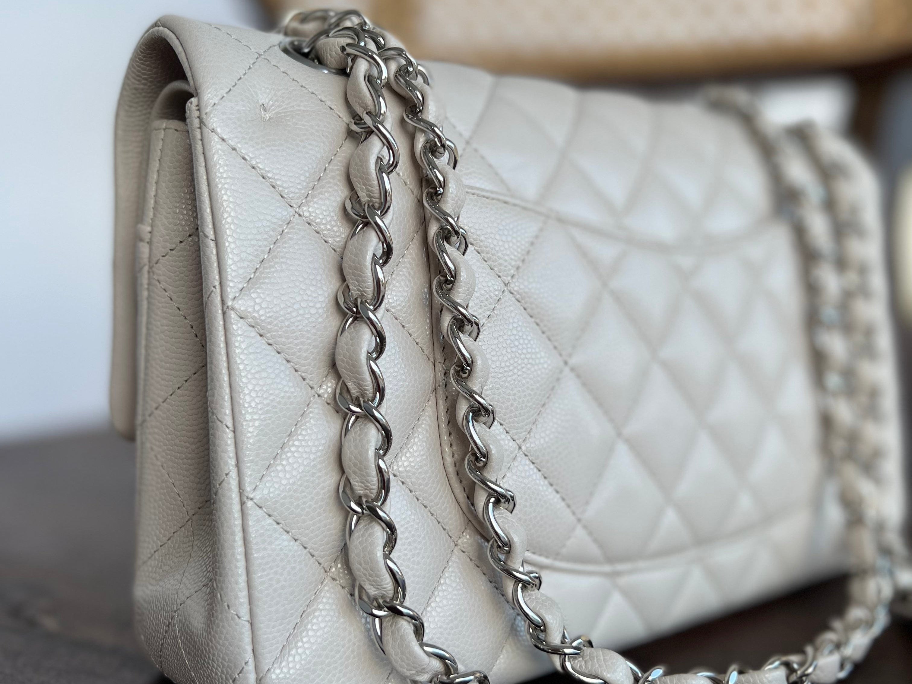 CHANEL Handbag 20B Ivory Caviar Quilted Classic Flap Medium Silver Hardware -Knockoff
