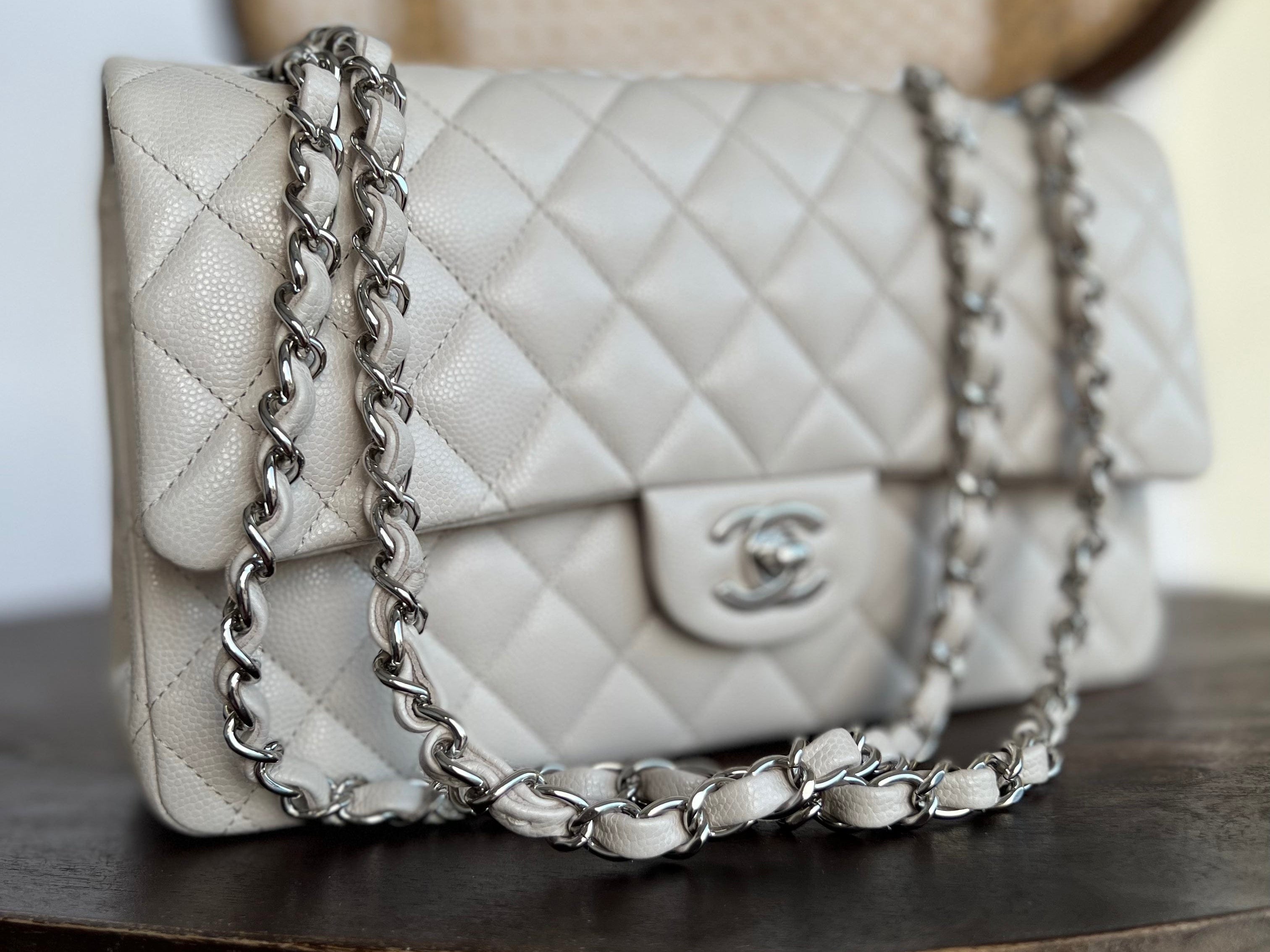 CHANEL Handbag 20B Ivory Caviar Quilted Classic Flap Medium Silver Hardware -Knockoff
