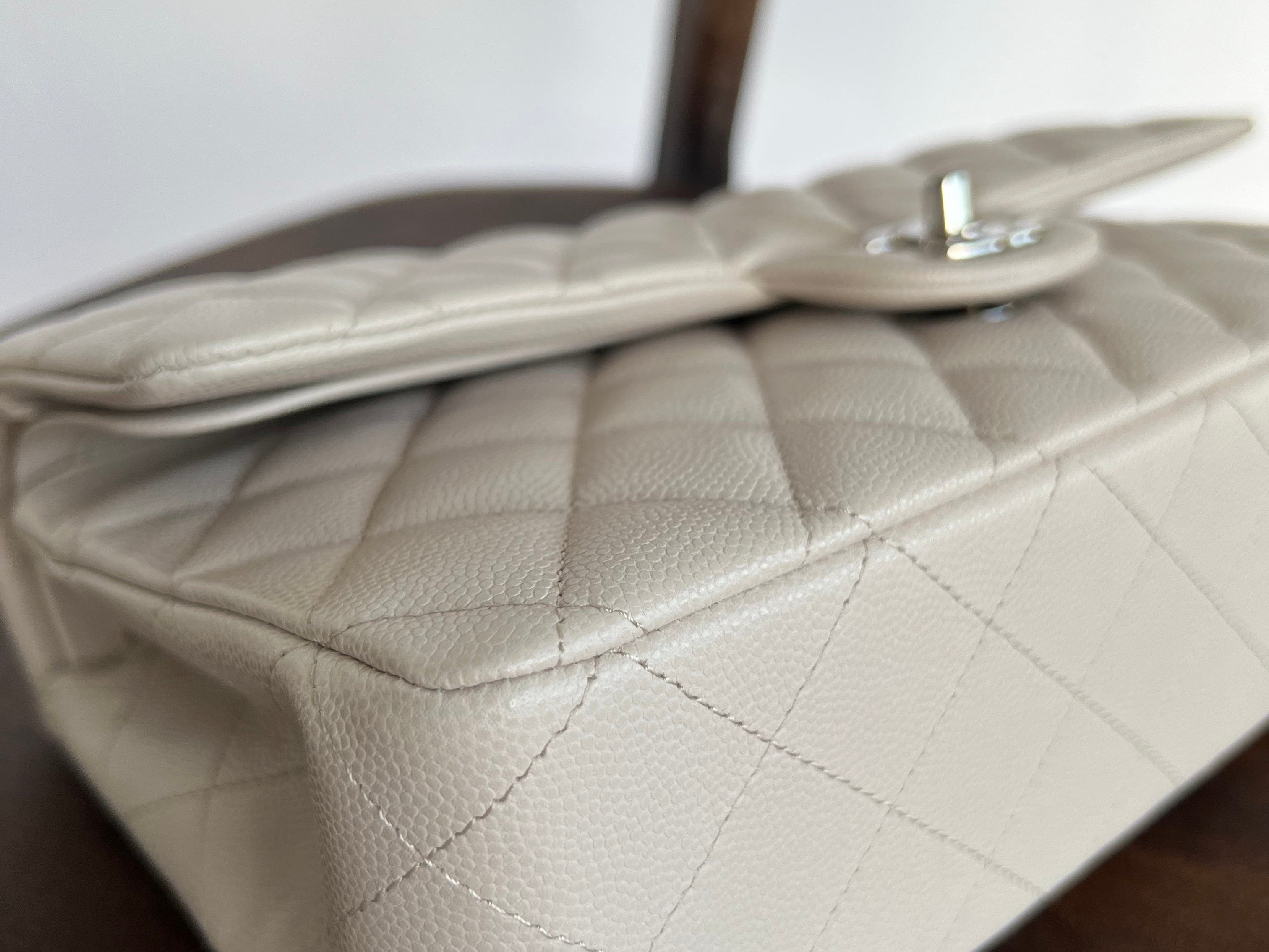 CHANEL Handbag 20B Ivory Caviar Quilted Classic Flap Medium Silver Hardware -Knockoff
