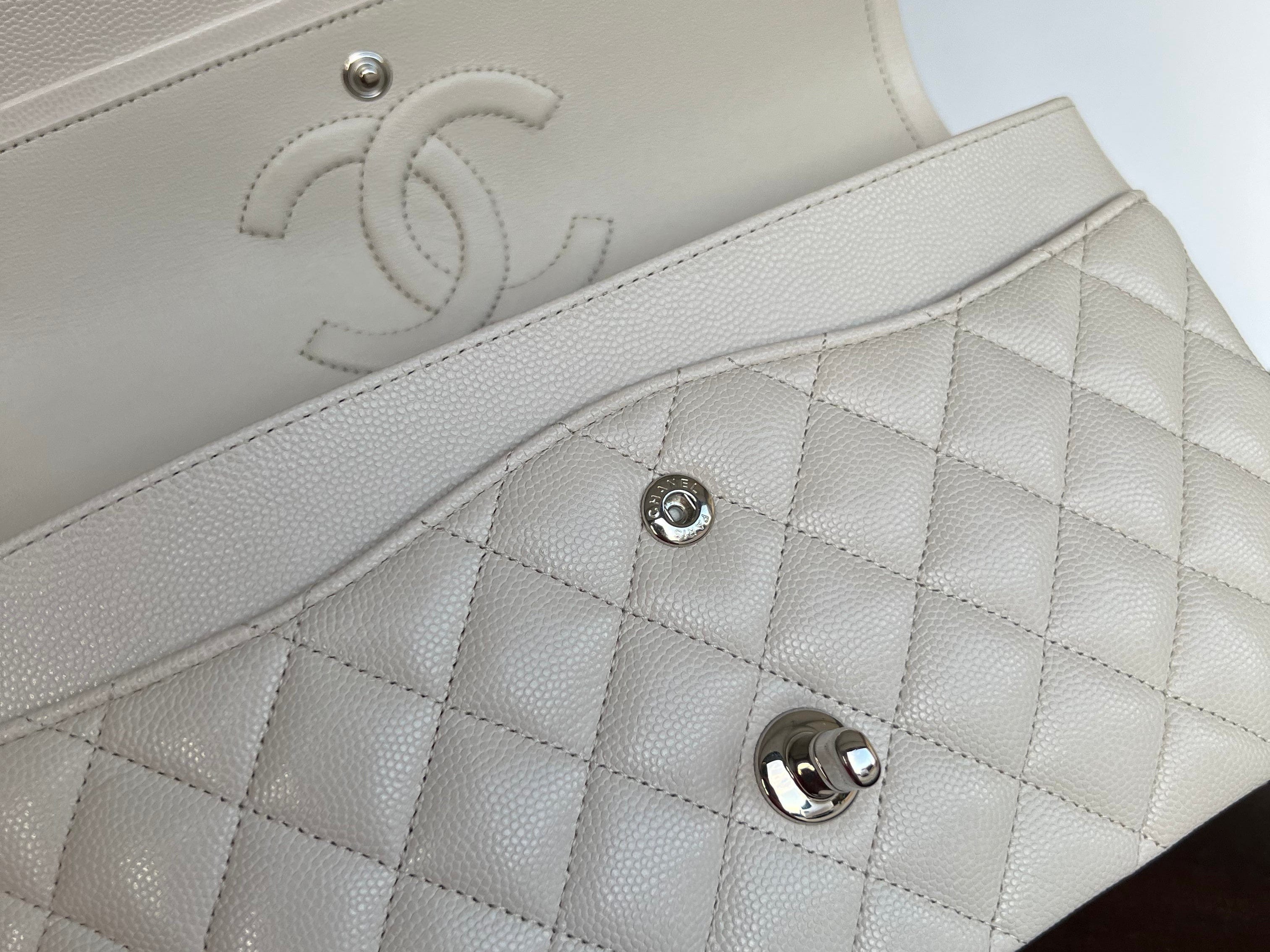 CHANEL Handbag 20B Ivory Caviar Quilted Classic Flap Medium Silver Hardware -Knockoff
